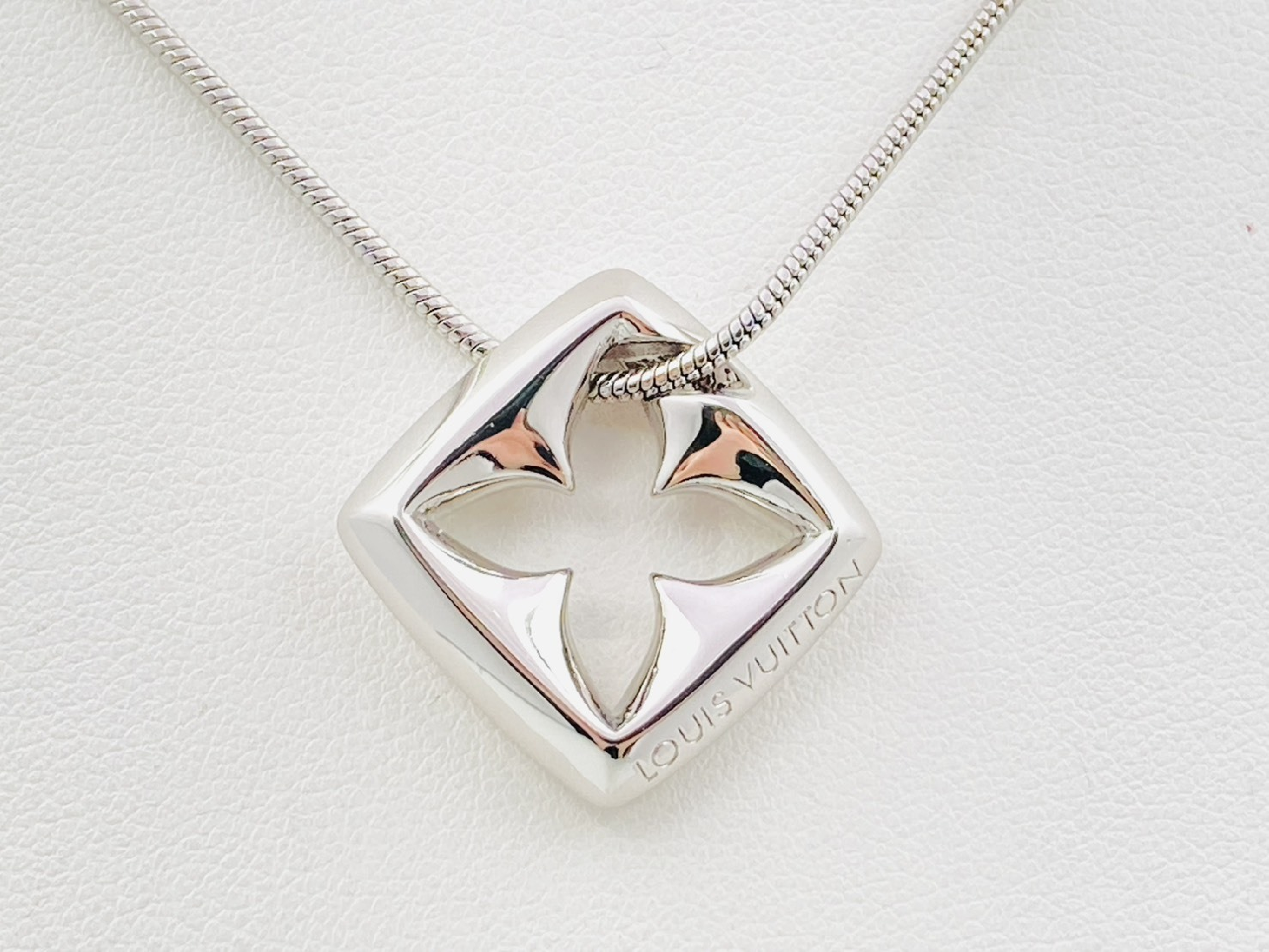 M02438 Puffy Glam Monogram Flower Snake Chain Silver Necklace AK3274