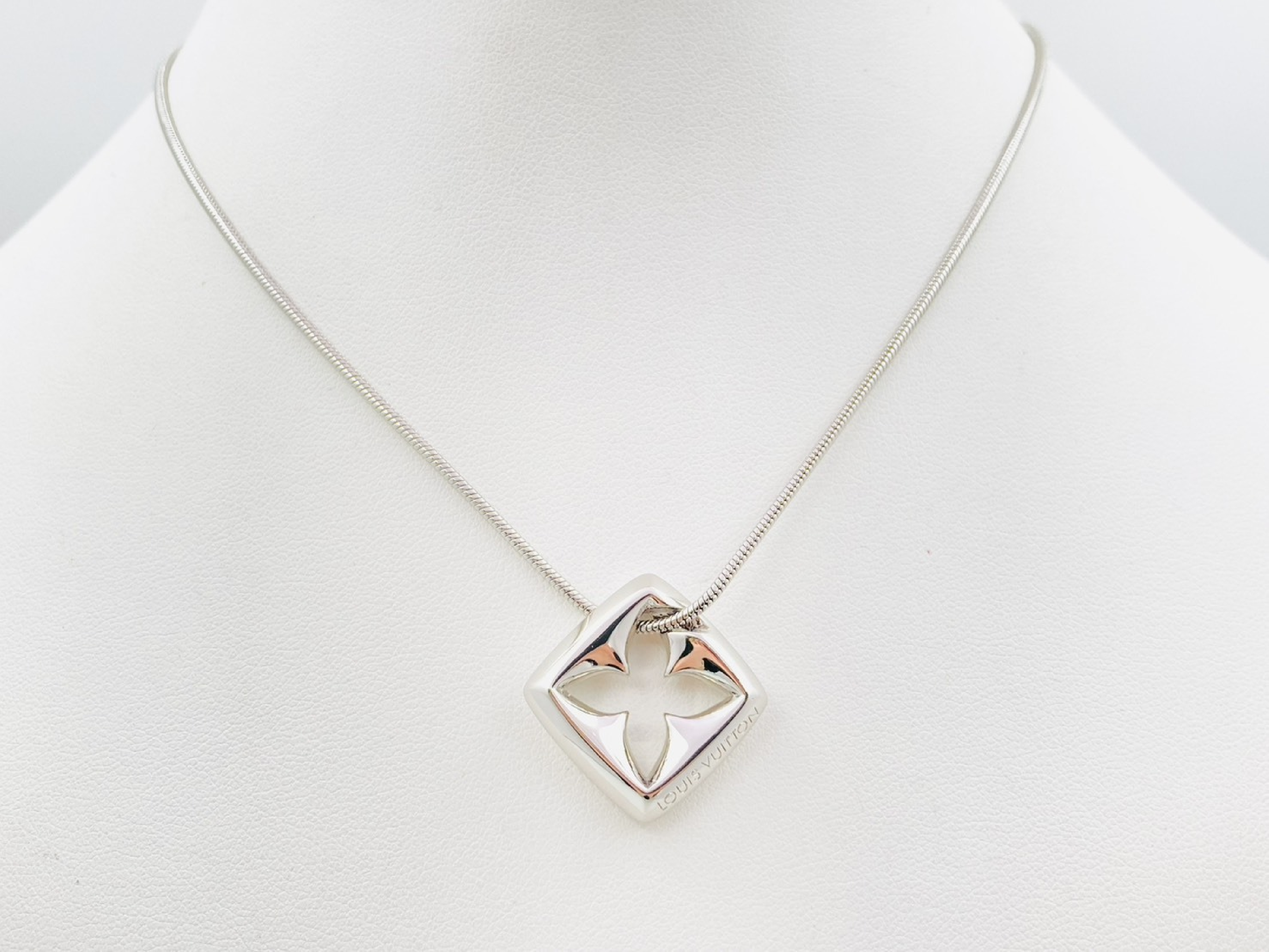 M02438 Puffy Glam Monogram Flower Snake Chain Silver Necklace AK3274 — view 2