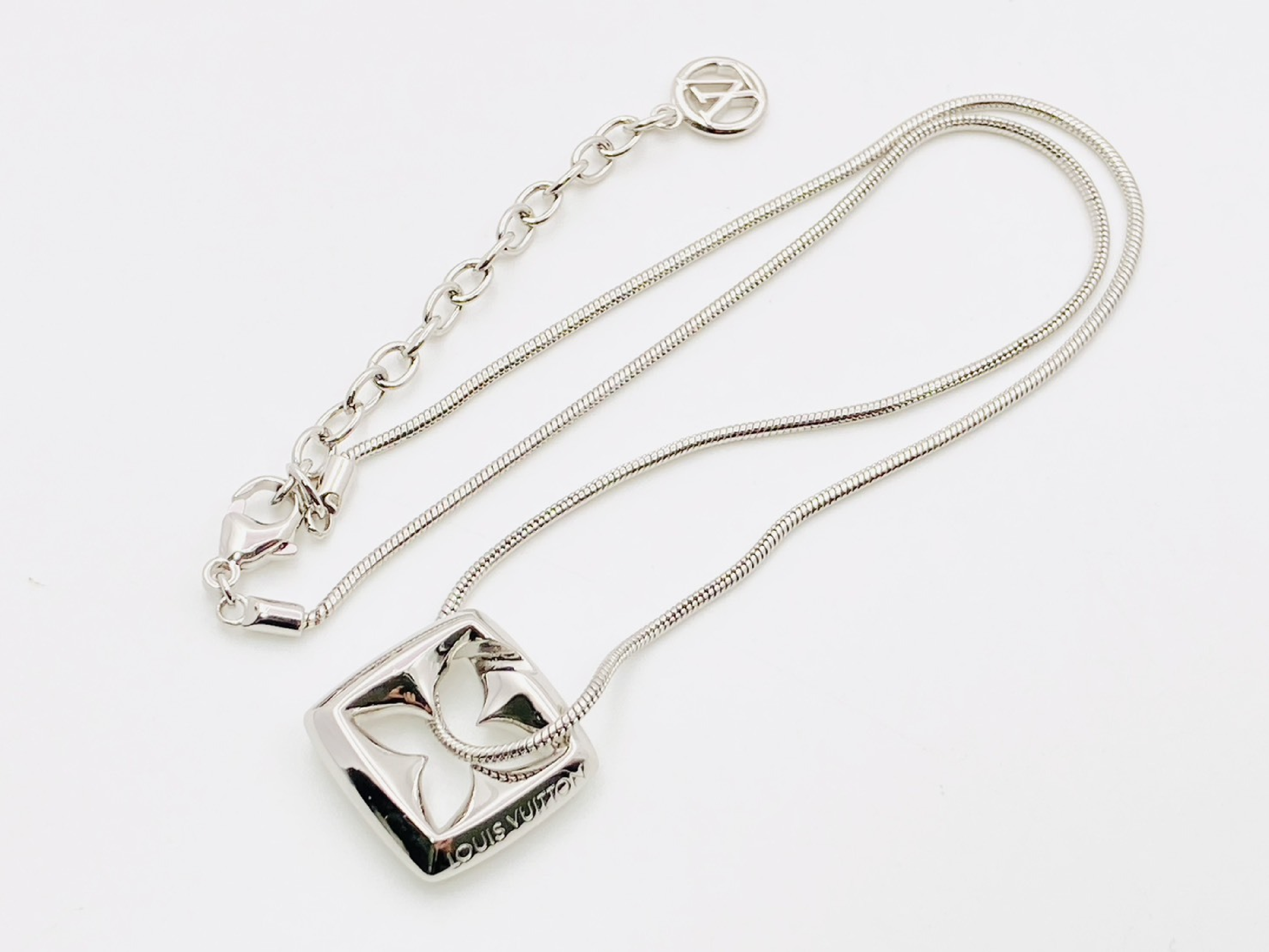 M02438 Puffy Glam Monogram Flower Snake Chain Silver Necklace AK3274 — view 3