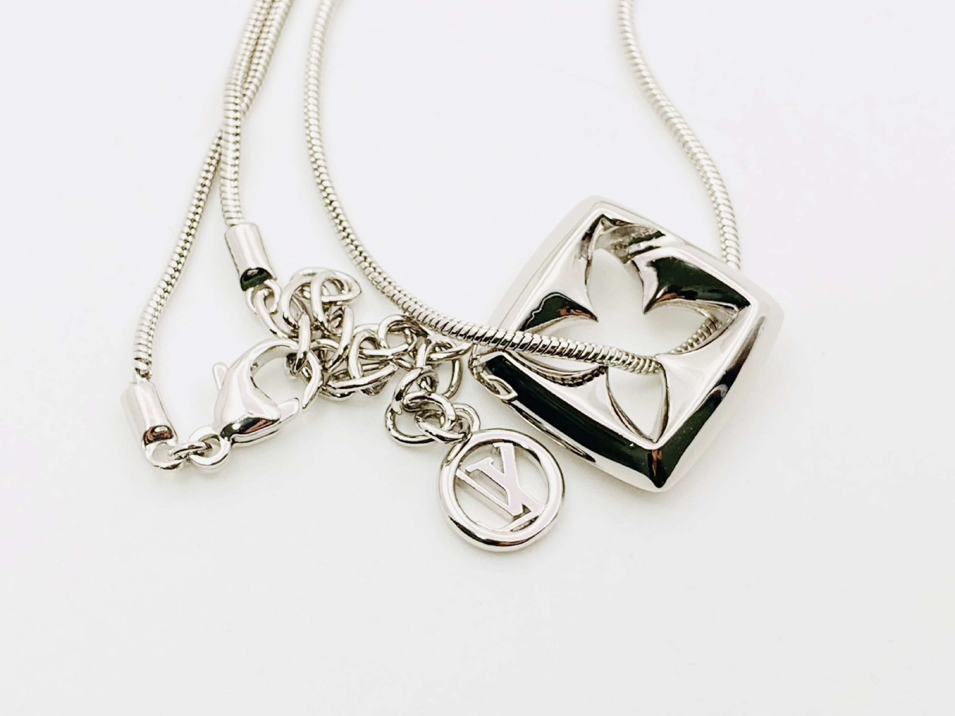 M02438 Puffy Glam Monogram Flower Snake Chain Silver Necklace AK3274 — view 4