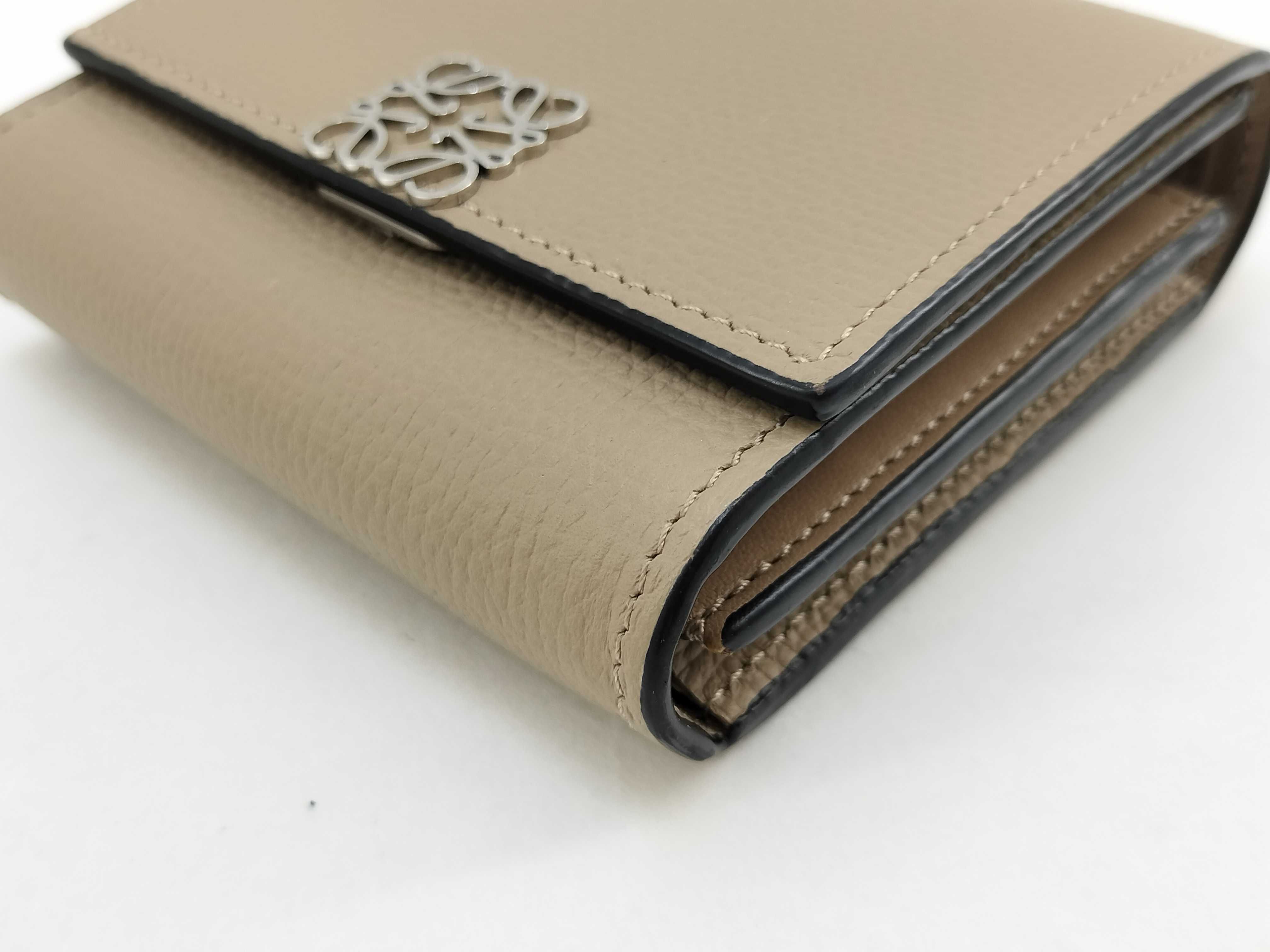 bi-fold wallet, greige, with dust bag and box. — view 4