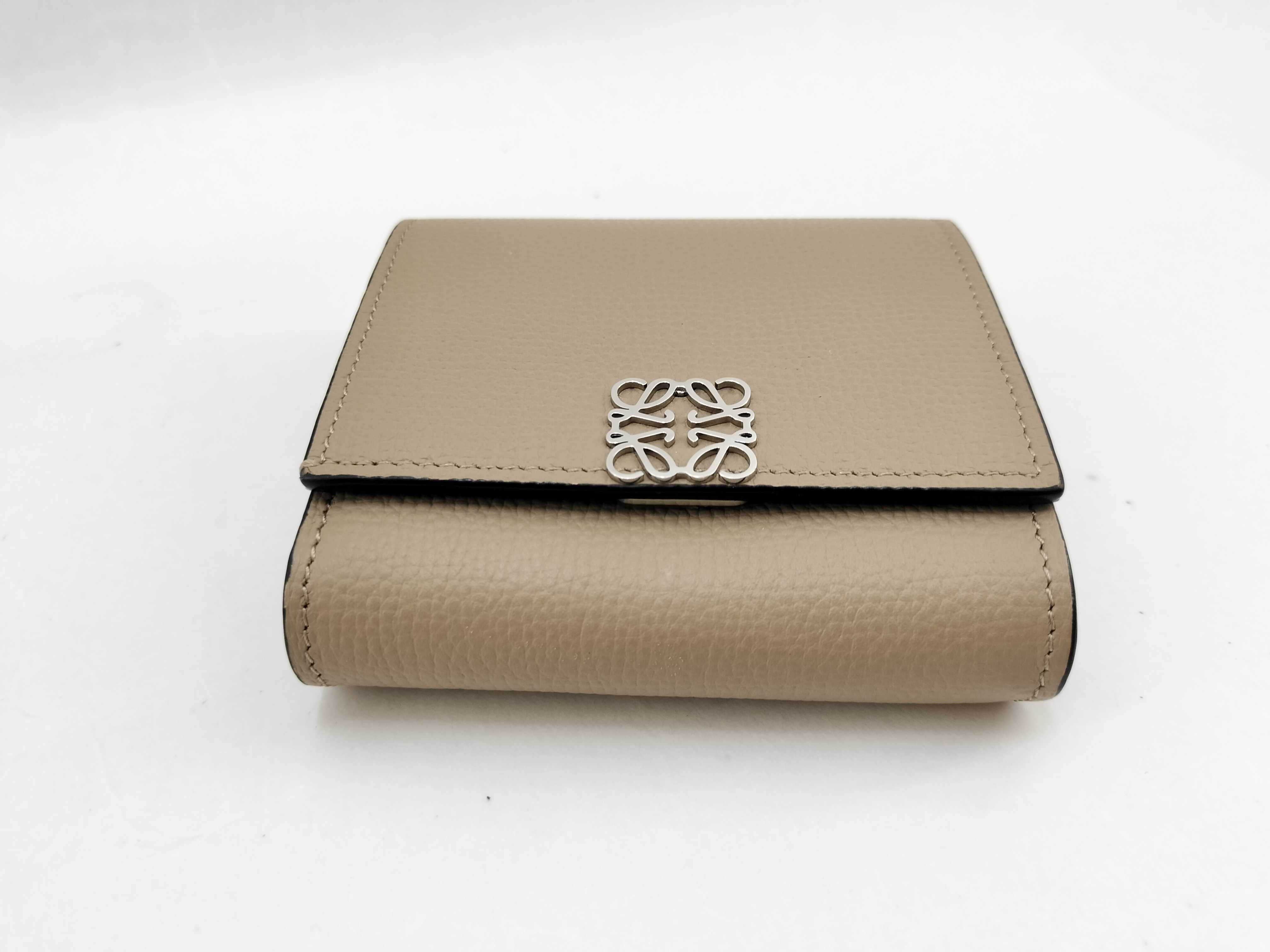 bi-fold wallet, greige, with dust bag and box. — view 5
