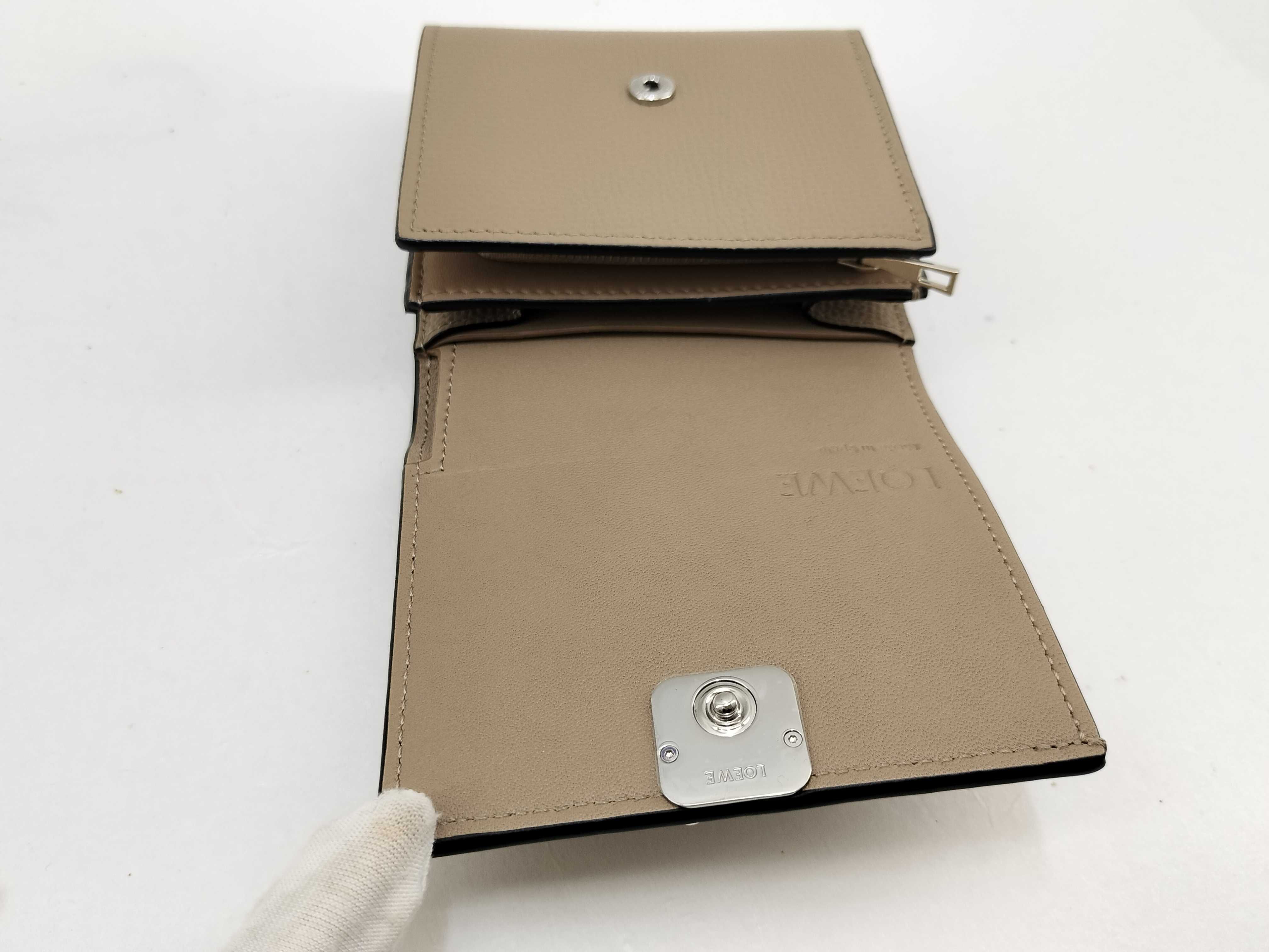 bi-fold wallet, greige, with dust bag and box. — view 9