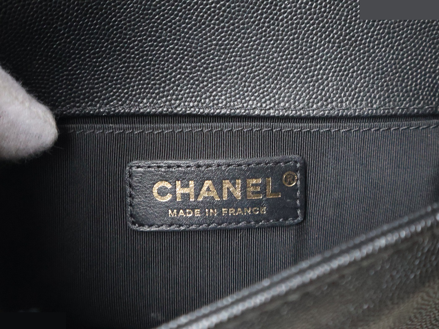 Caviar leather V-stitch Boy Chanel 20 chain shoulder bag, black — view 11