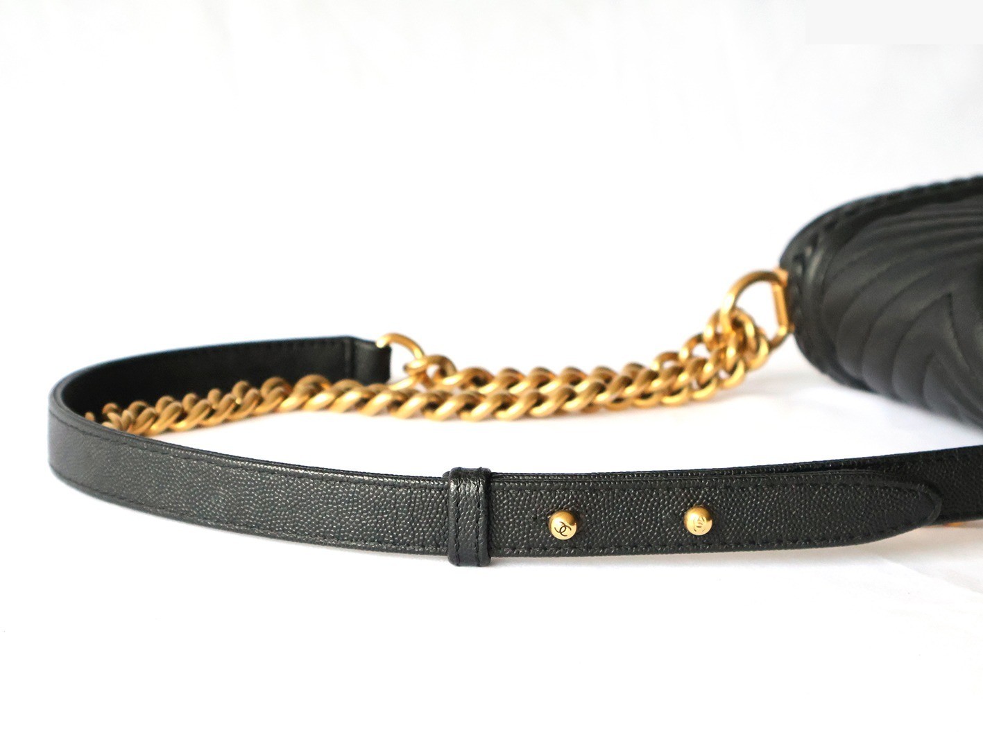 Caviar leather V-stitch Boy Chanel 20 chain shoulder bag, black — view 10