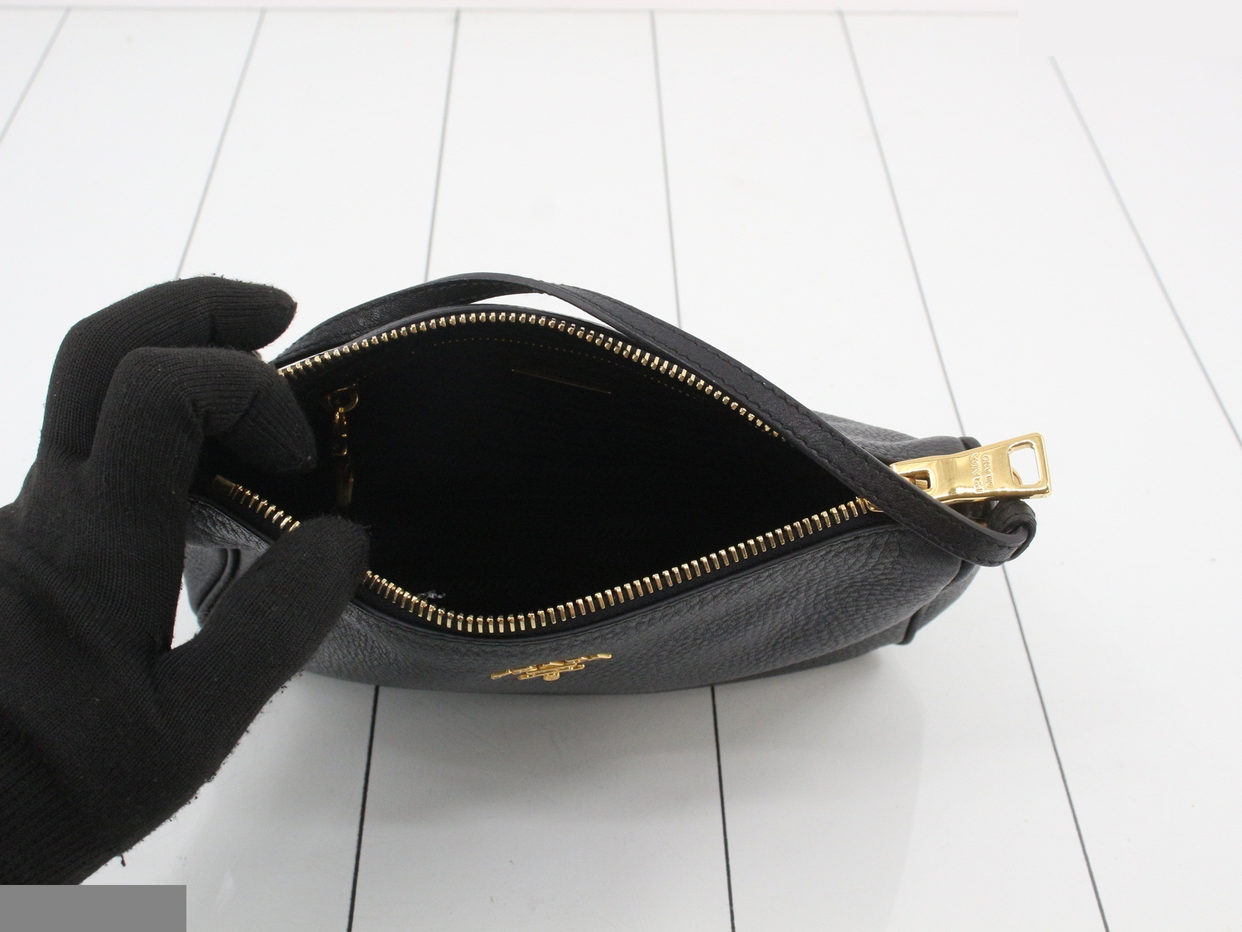 Vitello Daino Leather One-Shoulder Bag, Black, with Box and Guarantee Card — view 5