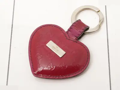 Heart-shaped key ring, pink enamel, silver hardware, warranty, box, dust bag.