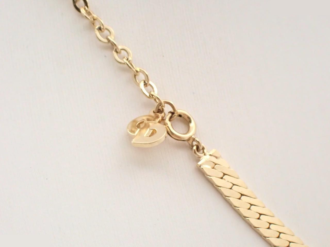 Gold-colored necklace, approximately 42cm in circumference. — view 2