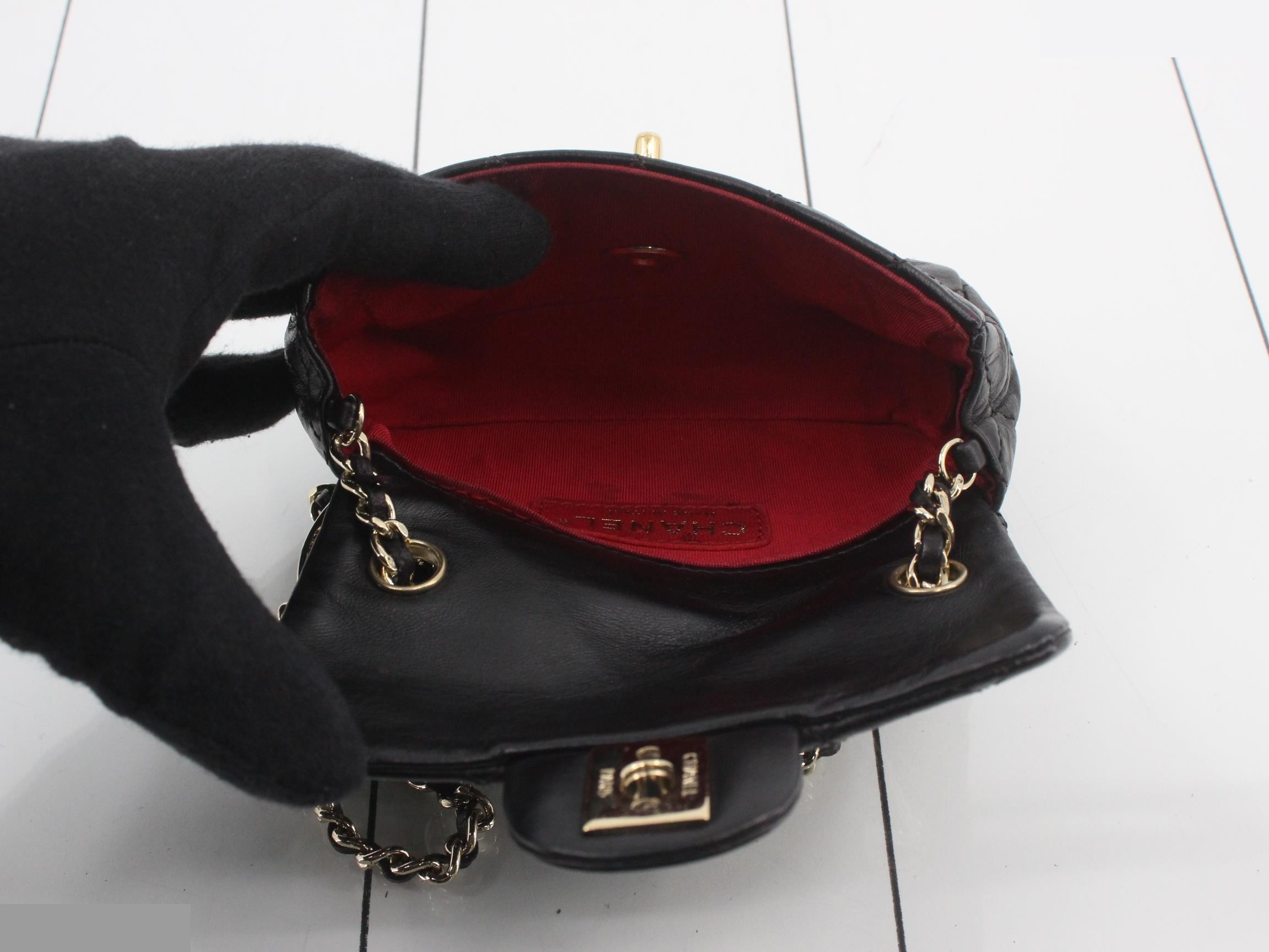 Matelassé Turnlock Heart Charm Chain Shoulder Bag, Black — view 4