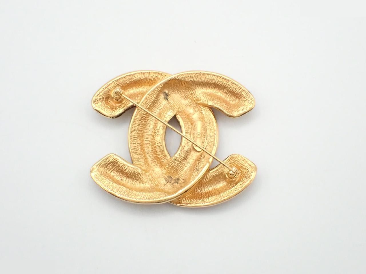 Gold brooch — view 2