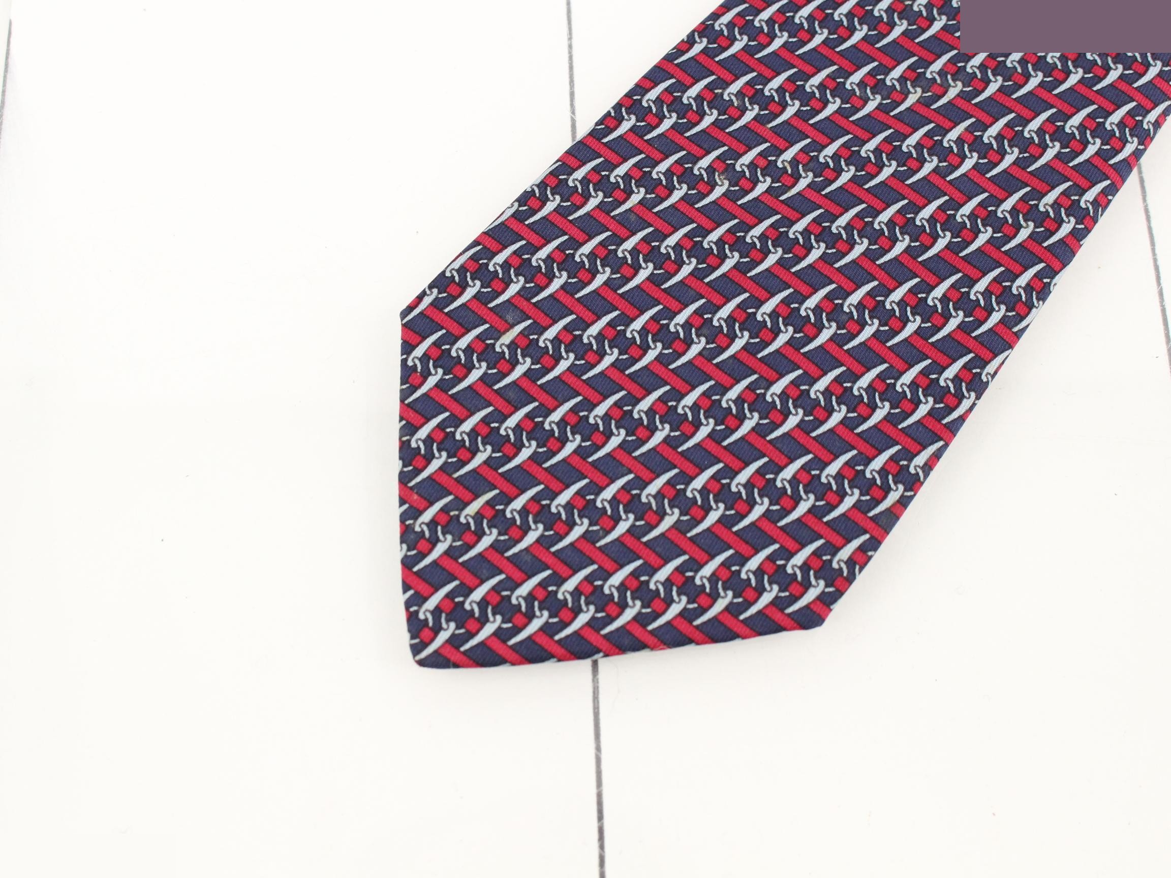 tie — view 3