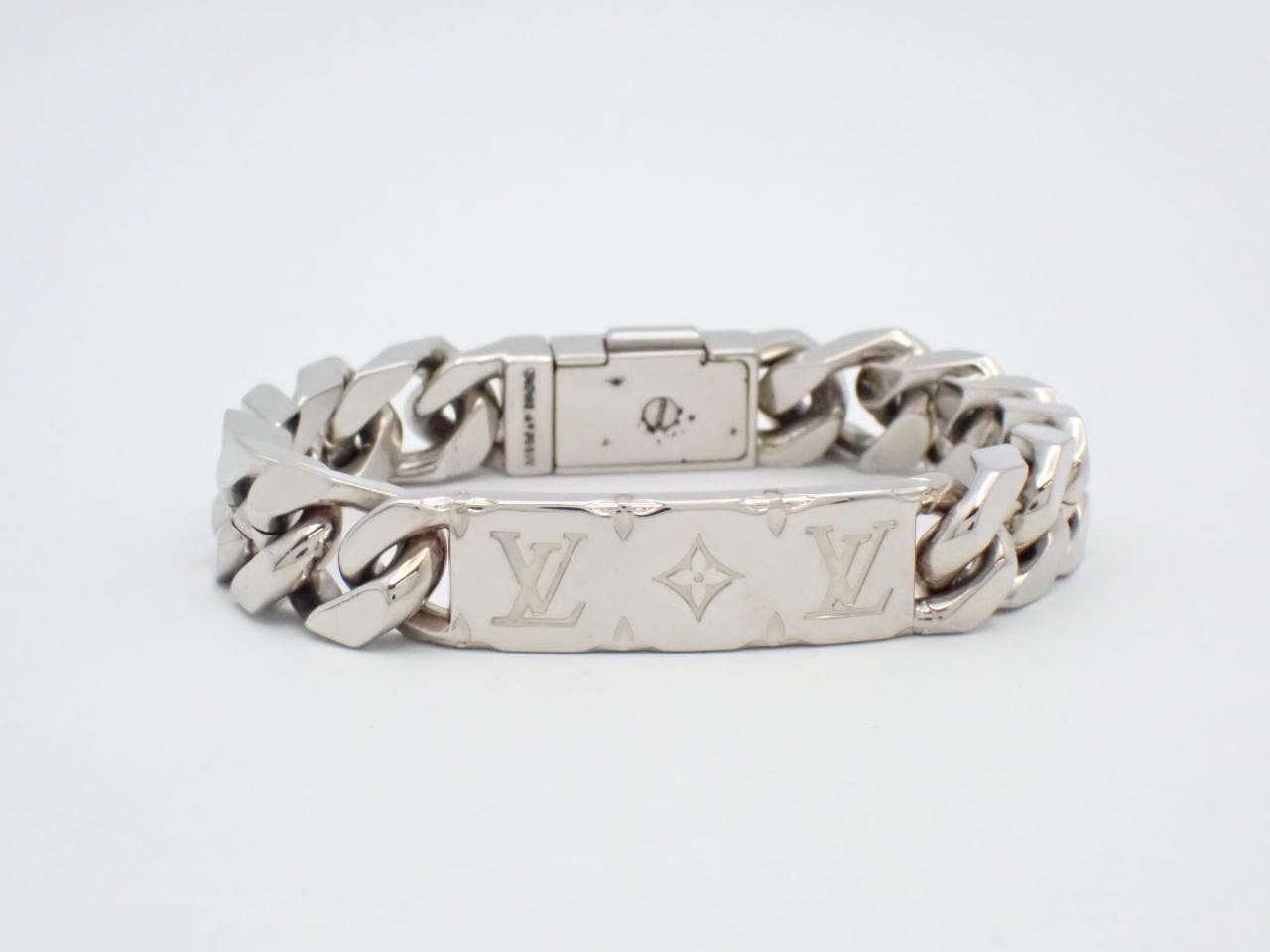 Chain bracelet with monogram pattern; wrist circumference approximately 18 cm.