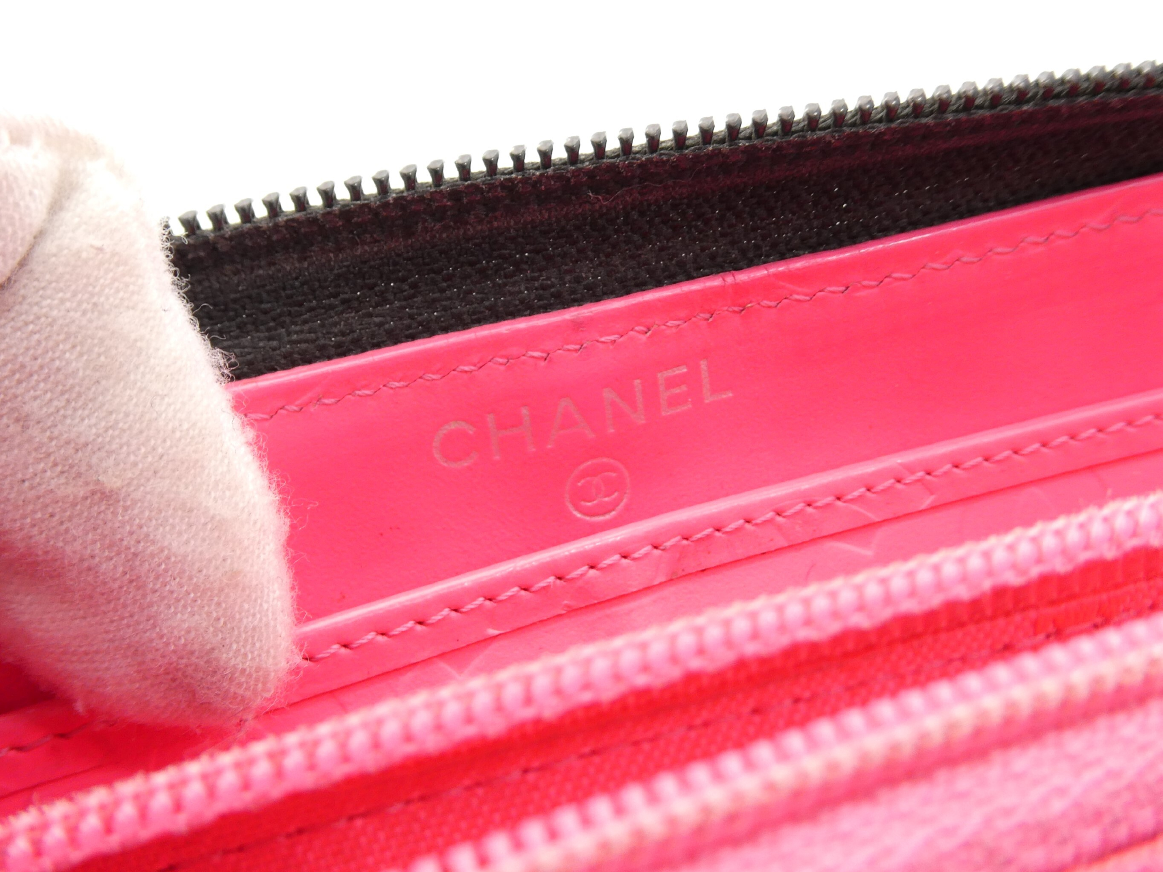 Cambon Line Matelasse Coco Mark Round Zipper Wallet — view 9