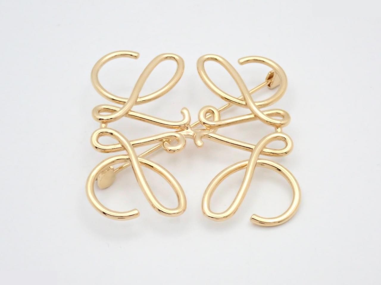 Anagram brooch