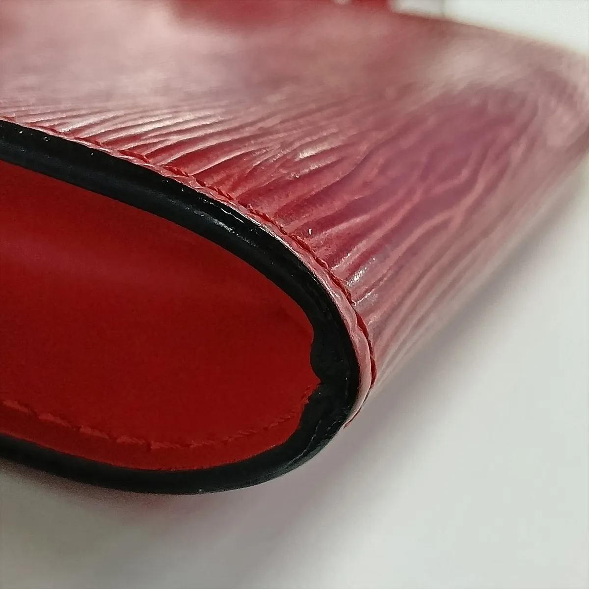 Epi Pochette Accessoires M52947 AR1903 Red — view 9