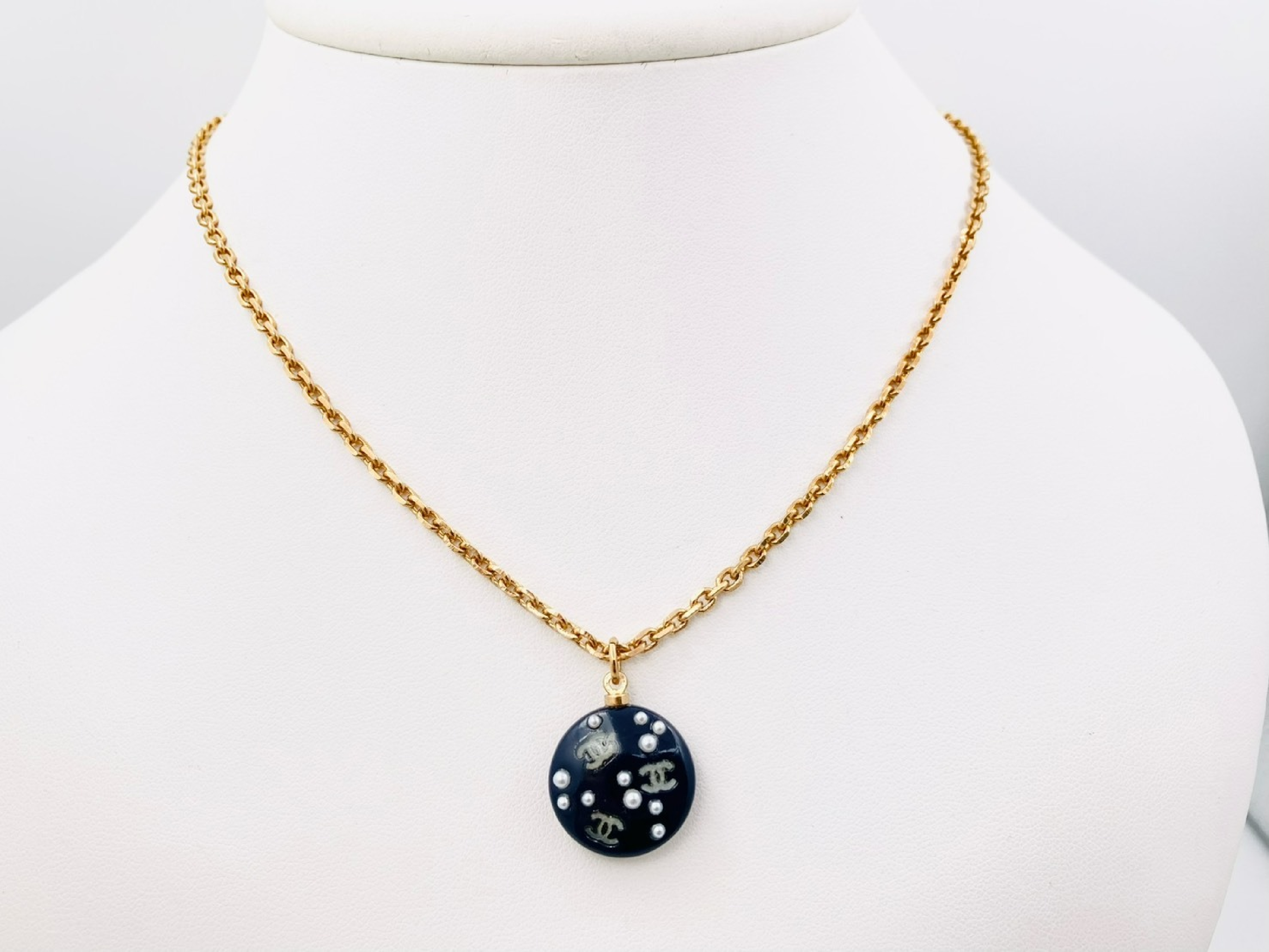 Coco Mark Faux Pearl Round Necklace 03P Resin Plastic Black x Gold — view 2