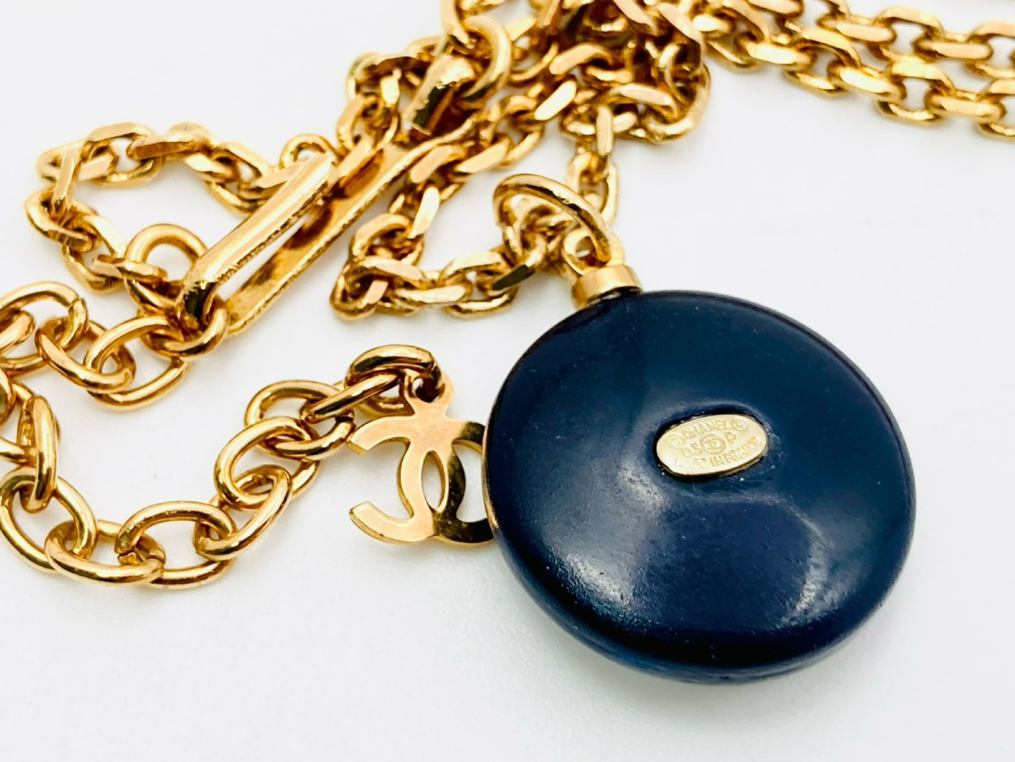 Coco Mark Faux Pearl Round Necklace 03P Resin Plastic Black x Gold — view 4