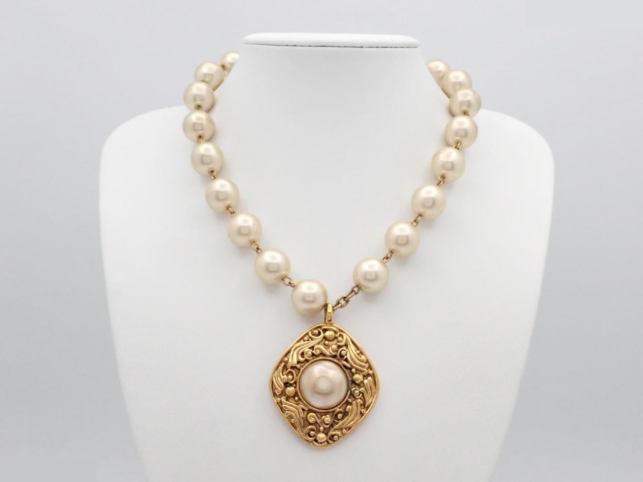 Other line: Precious metal pearl necklace, neck circumference approximately 42 cm — view 3