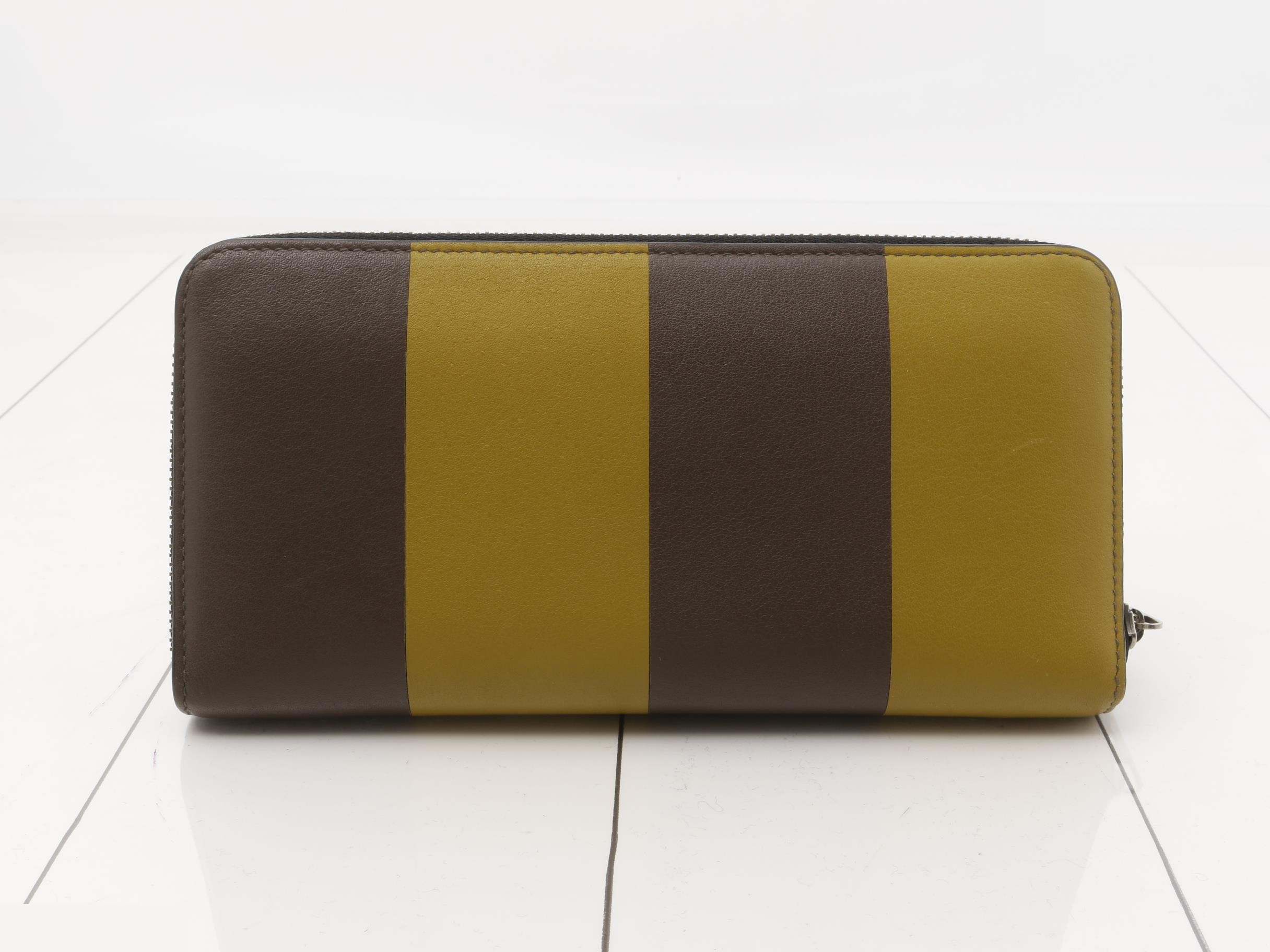 checkered and chessboard pattern long wallet, round zip, two-tone. — view 2