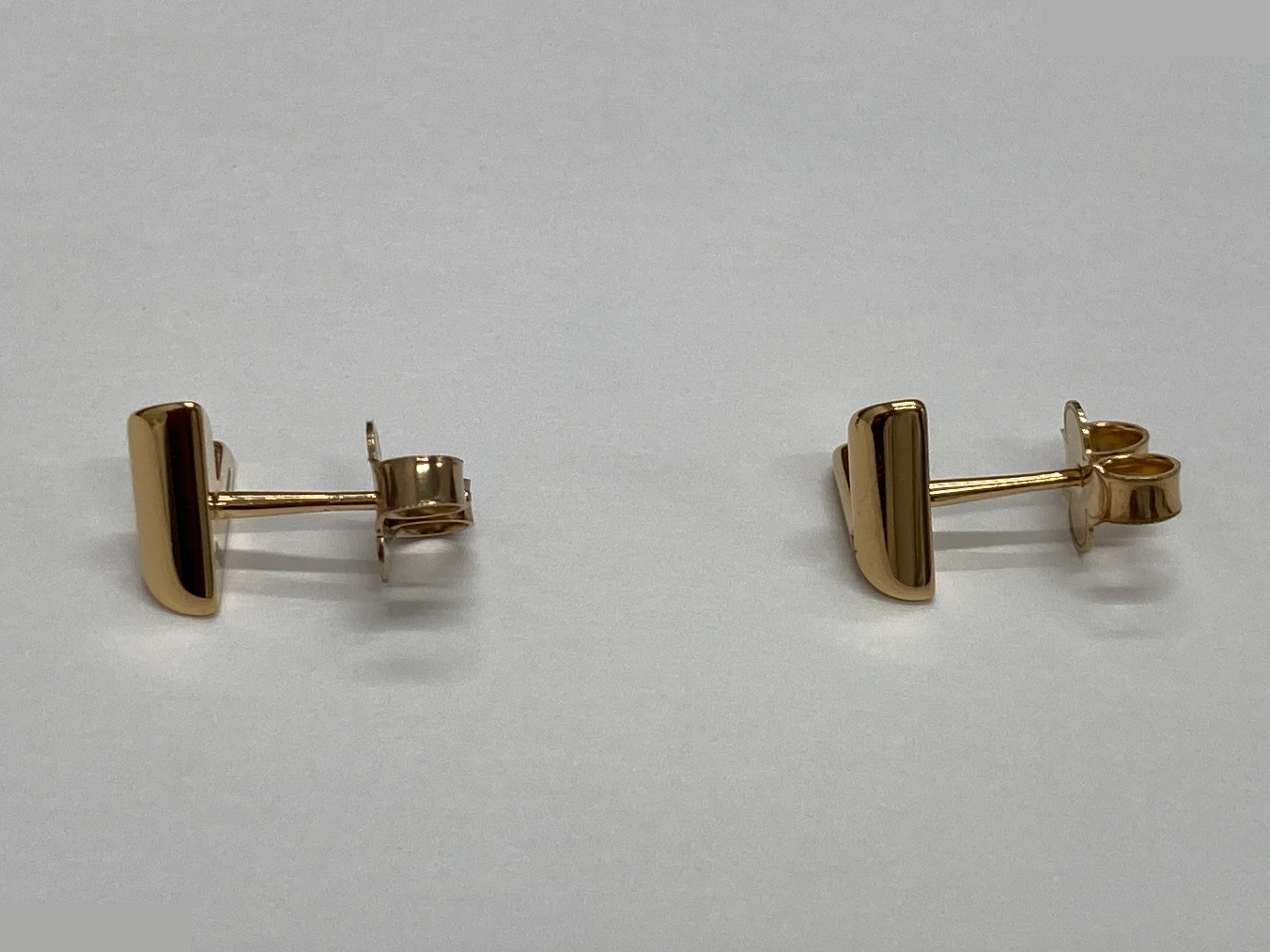 Stud Earrings Essential V — view 3