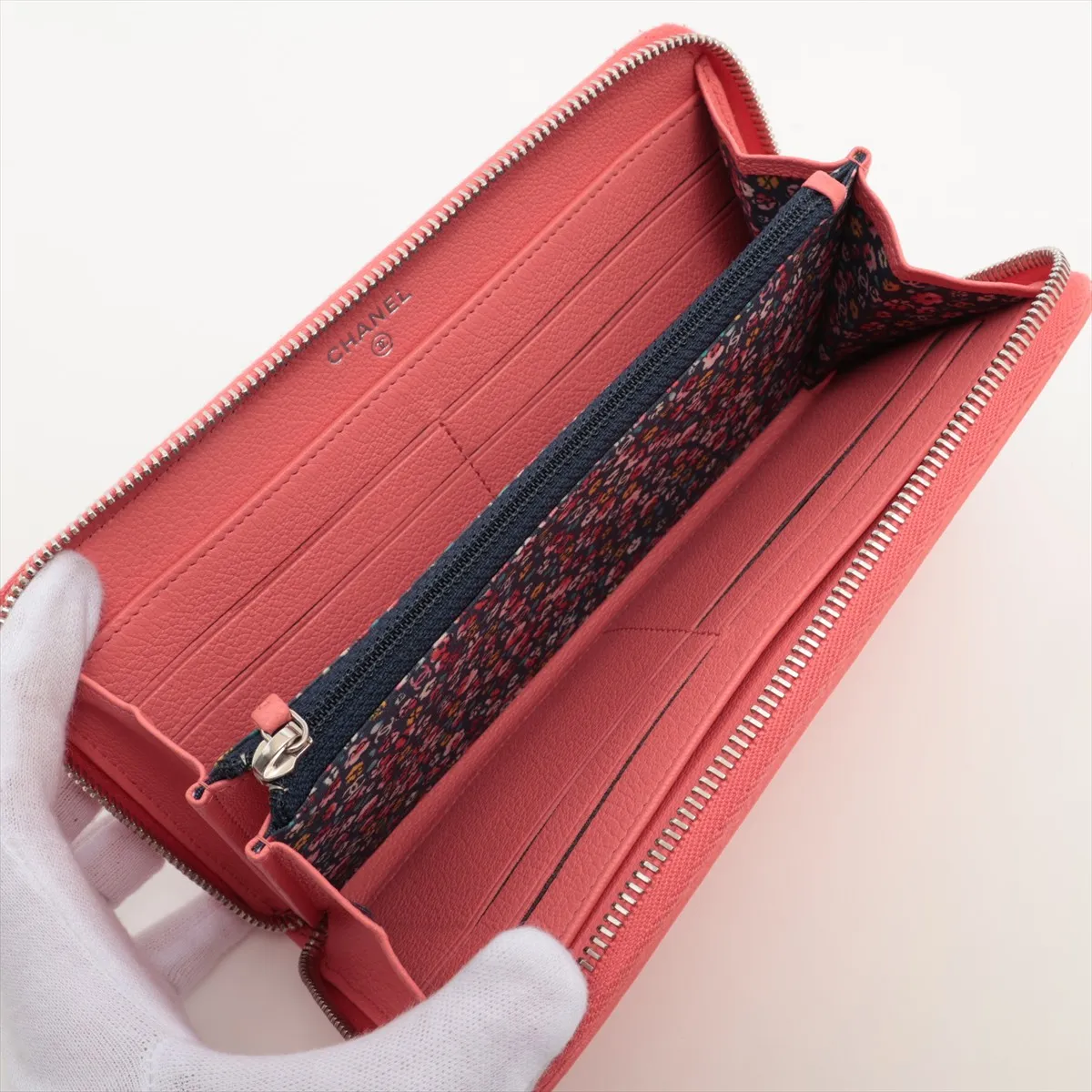 Lucky Flower Leather Round Zip Wallet, Pink, Silver Hardware, 23888445 — view 3