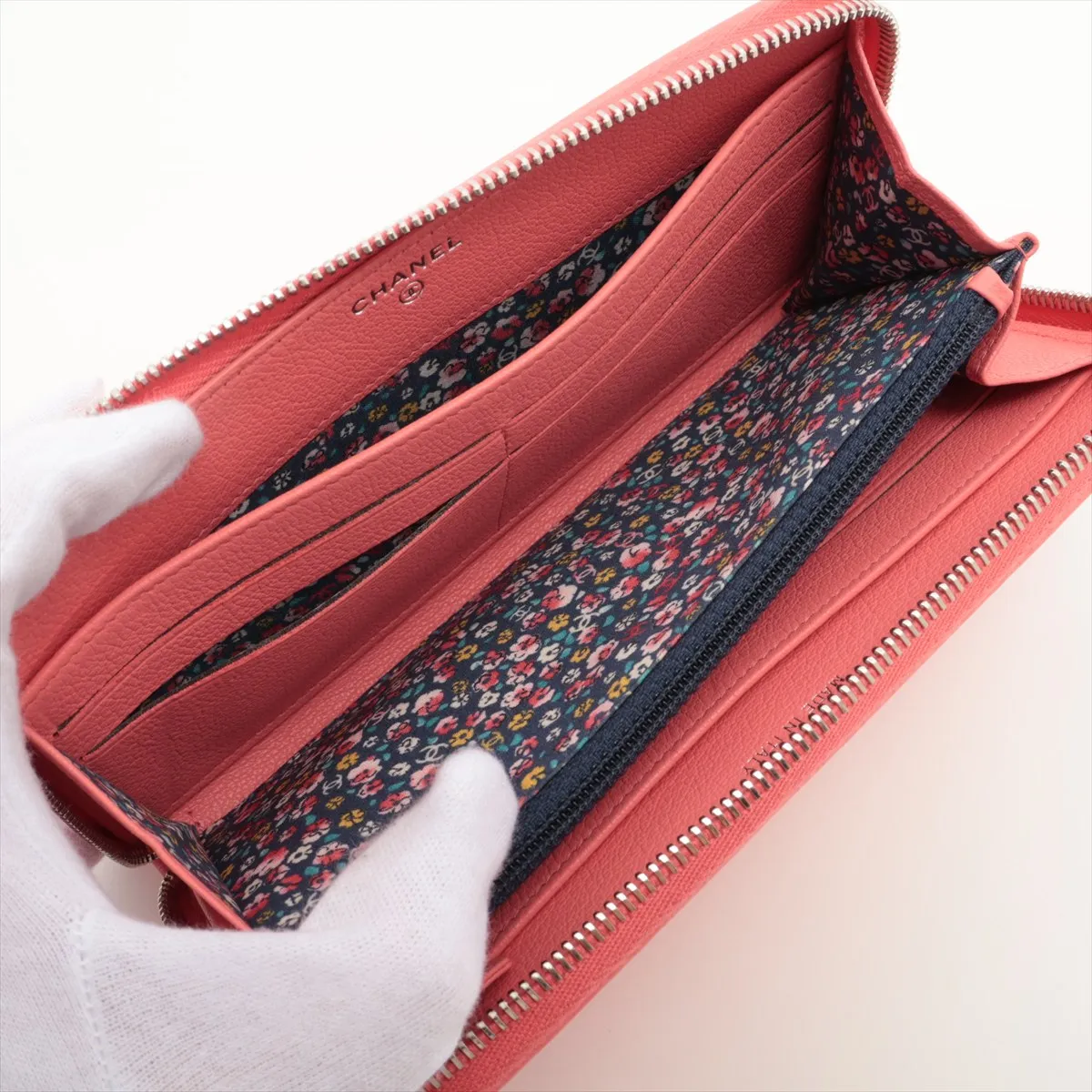 Lucky Flower Leather Round Zip Wallet, Pink, Silver Hardware, 23888445 — view 4
