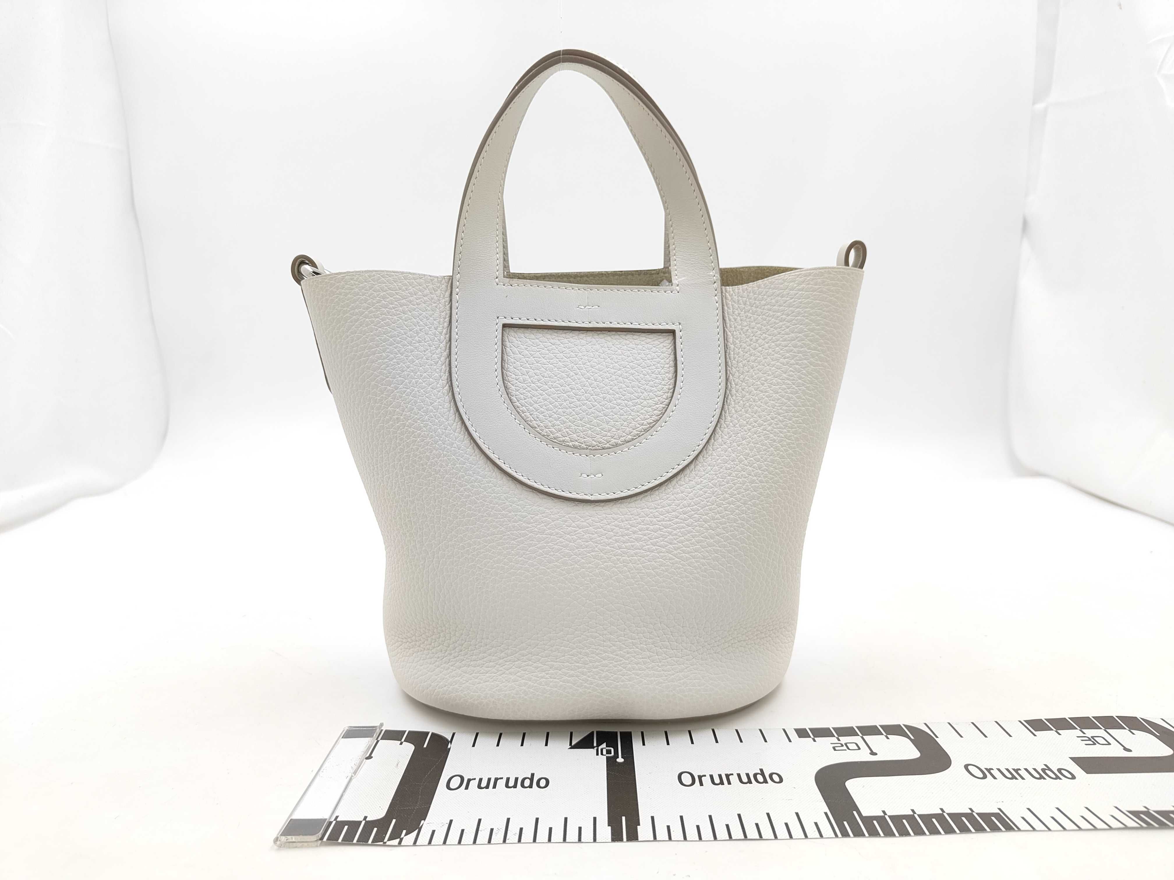 In the Loop 18 handbag, made of Taurillon x Swift leather, in ivory, with W stamp. — view 2