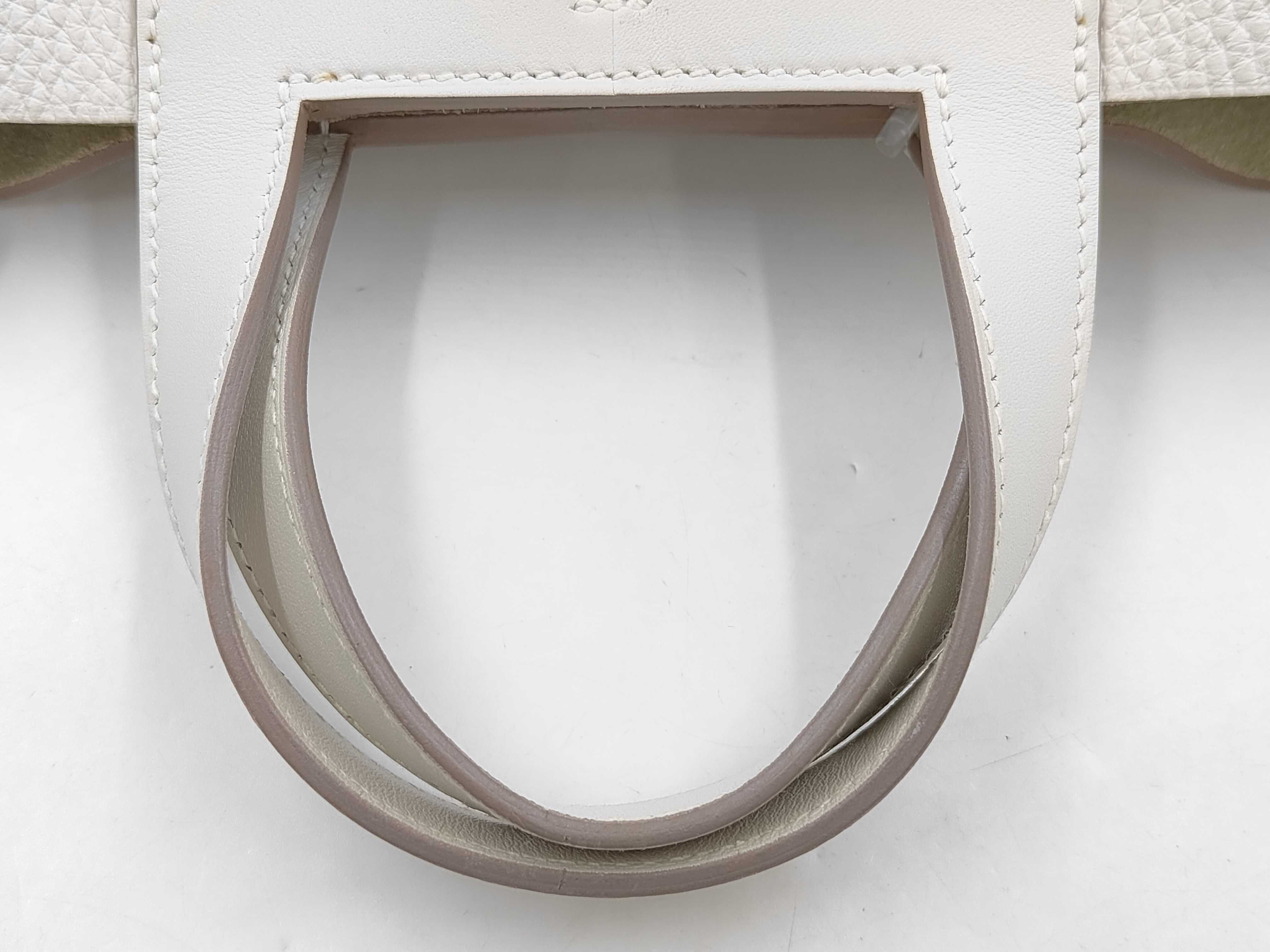 In the Loop 18 handbag, made of Taurillon x Swift leather, in ivory, with W stamp. — view 5