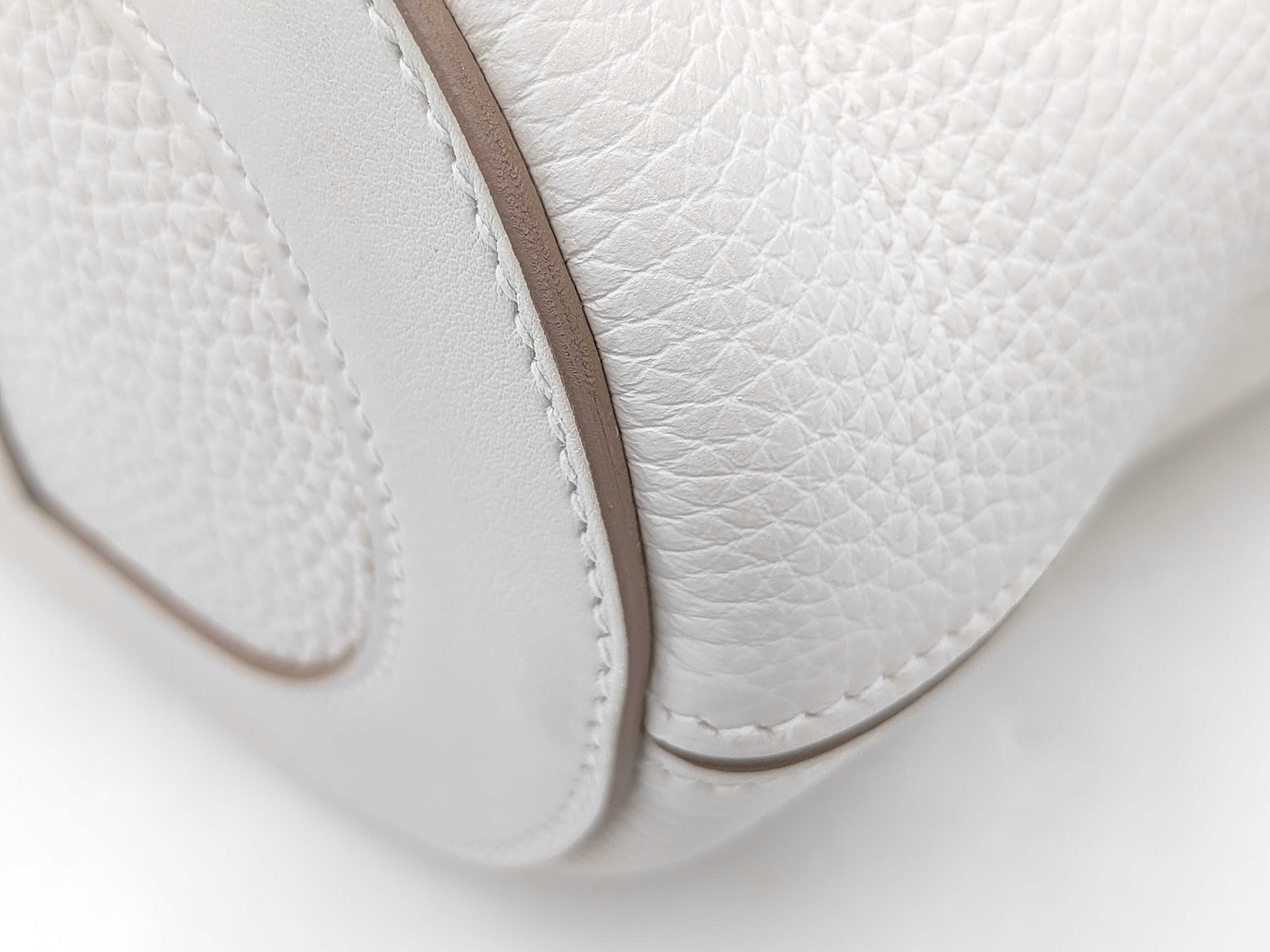 In the Loop 18 handbag, made of Taurillon x Swift leather, in ivory, with W stamp. — view 6
