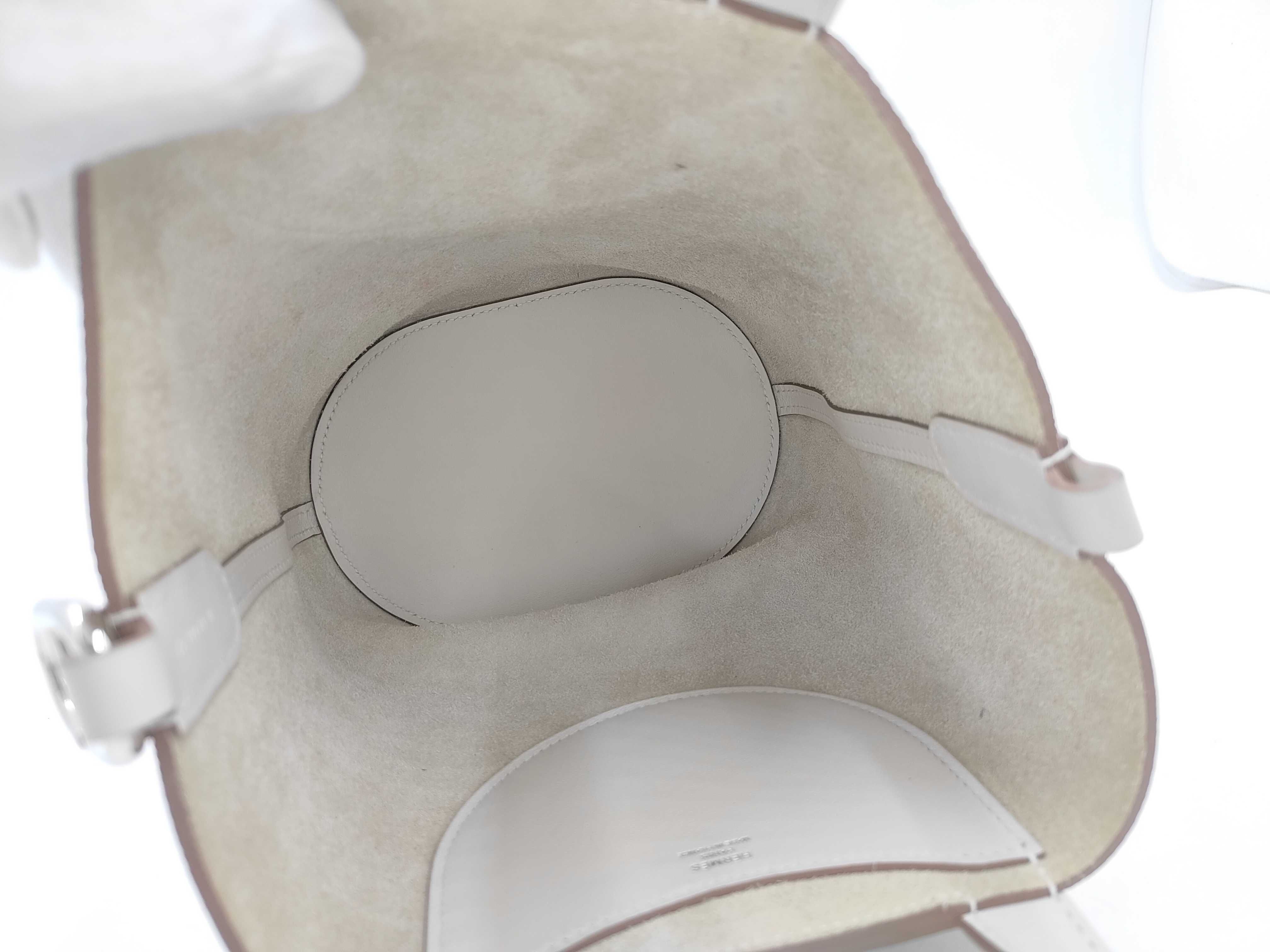 In the Loop 18 handbag, made of Taurillon x Swift leather, in ivory, with W stamp. — view 8