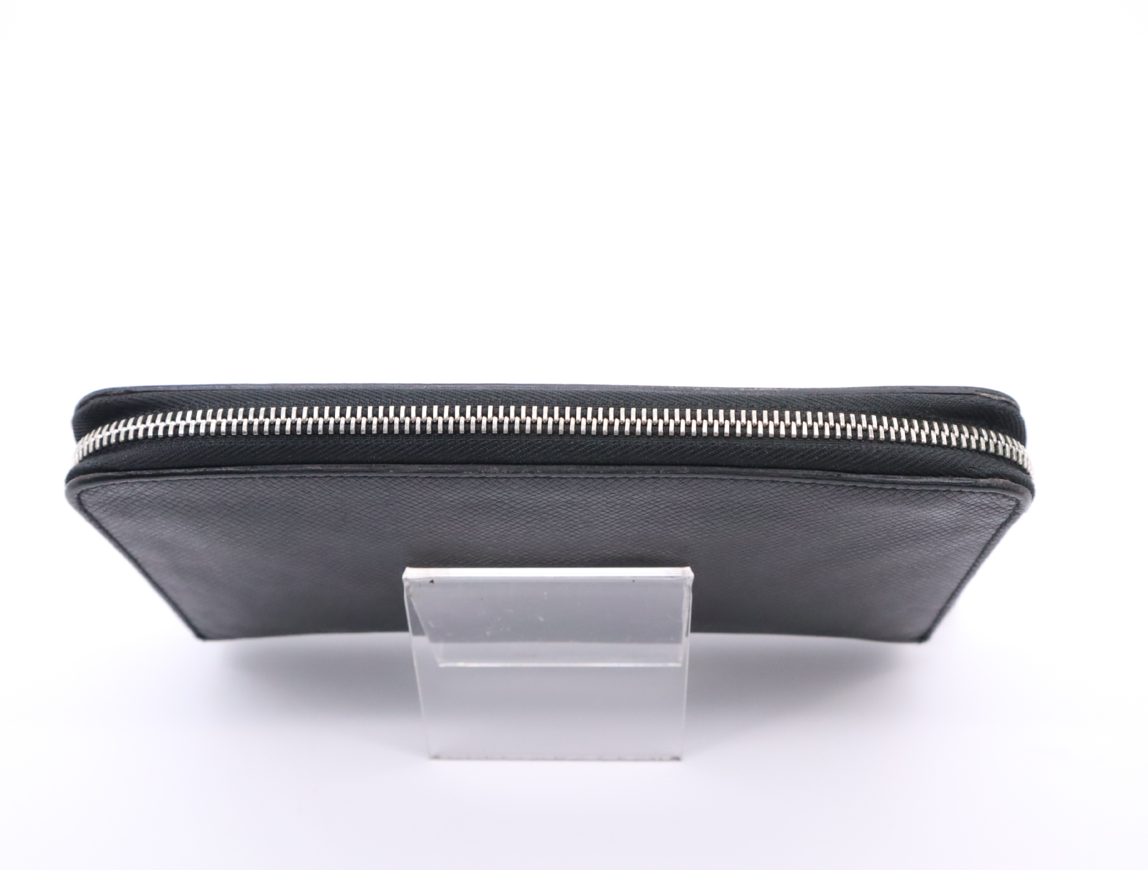 M30056 Leather Taiga Zippy Organizer NM Noir Organizer Wallet — view 4