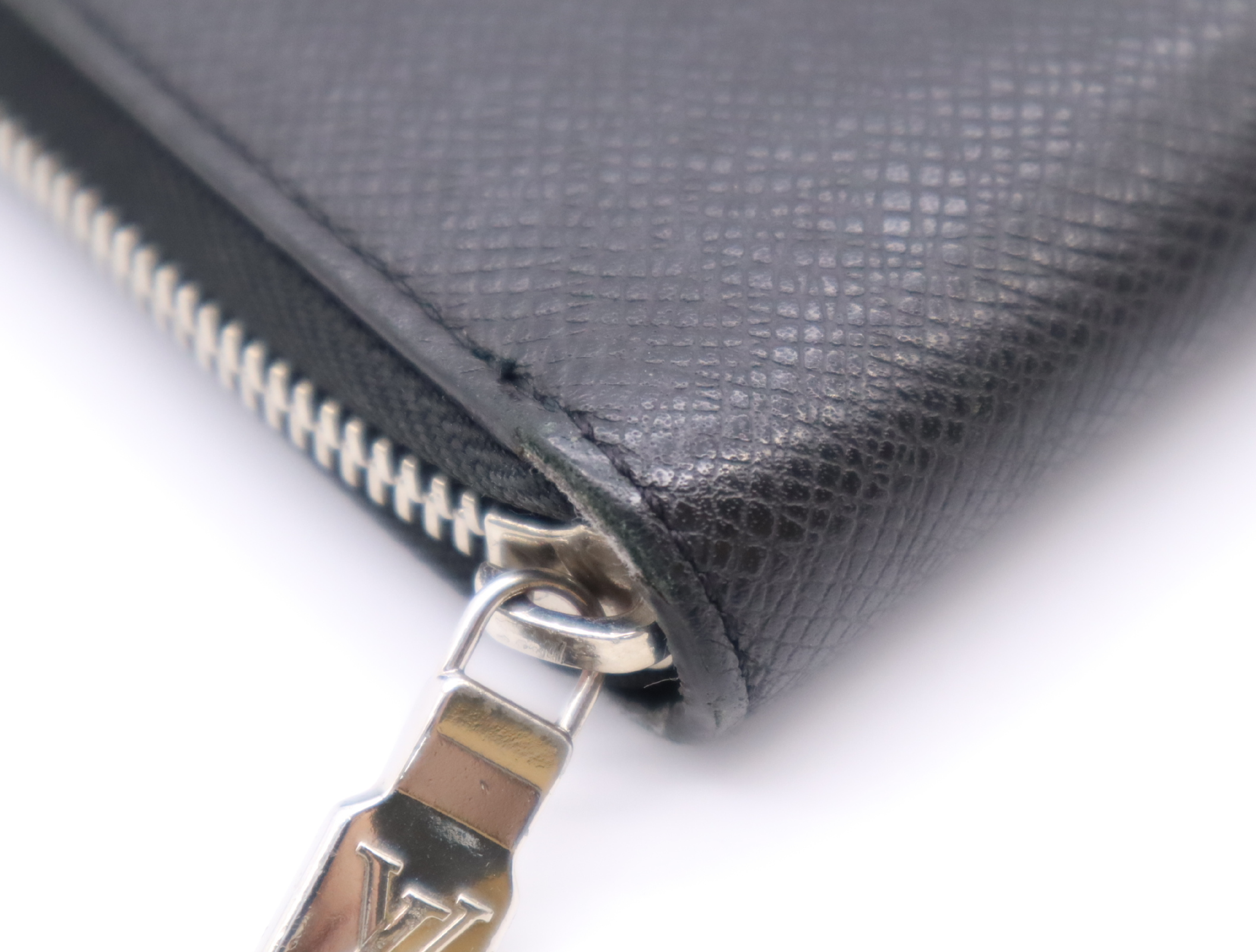 M30056 Leather Taiga Zippy Organizer NM Noir Organizer Wallet — view 6