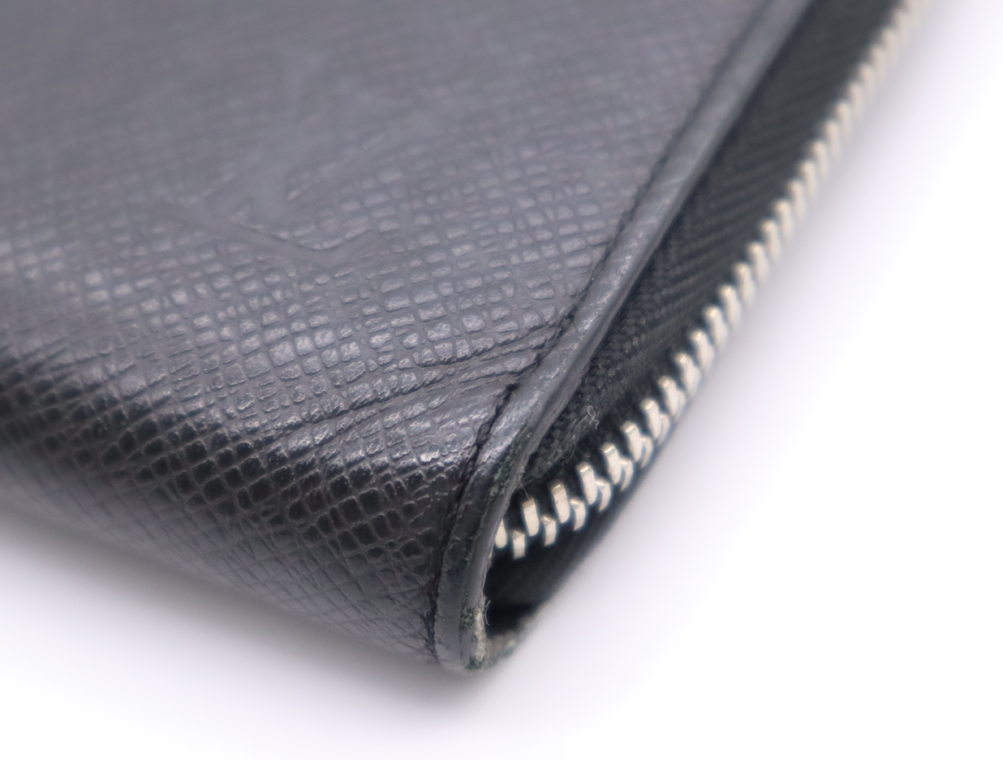 M30056 Leather Taiga Zippy Organizer NM Noir Organizer Wallet — view 7