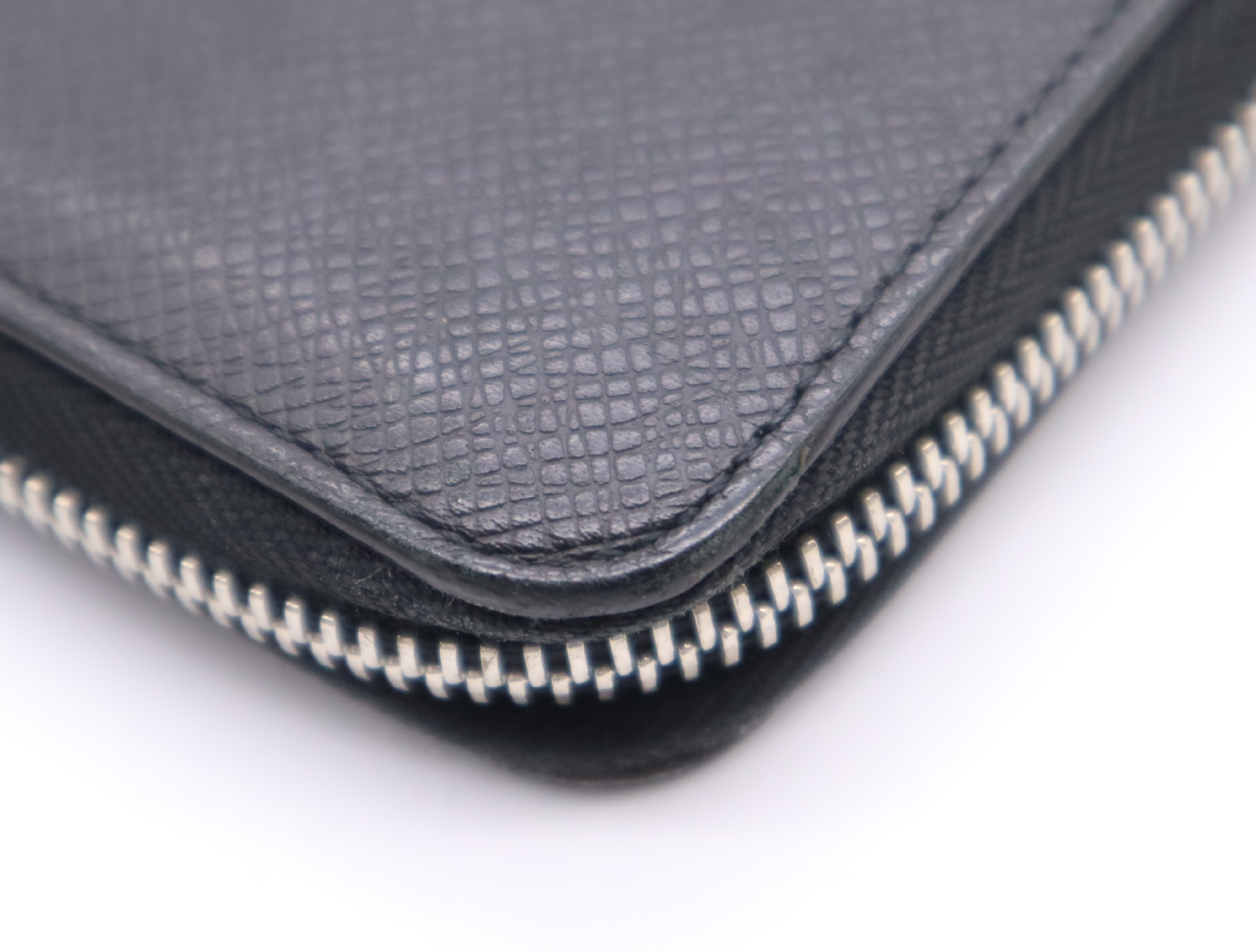 M30056 Leather Taiga Zippy Organizer NM Noir Organizer Wallet — view 8
