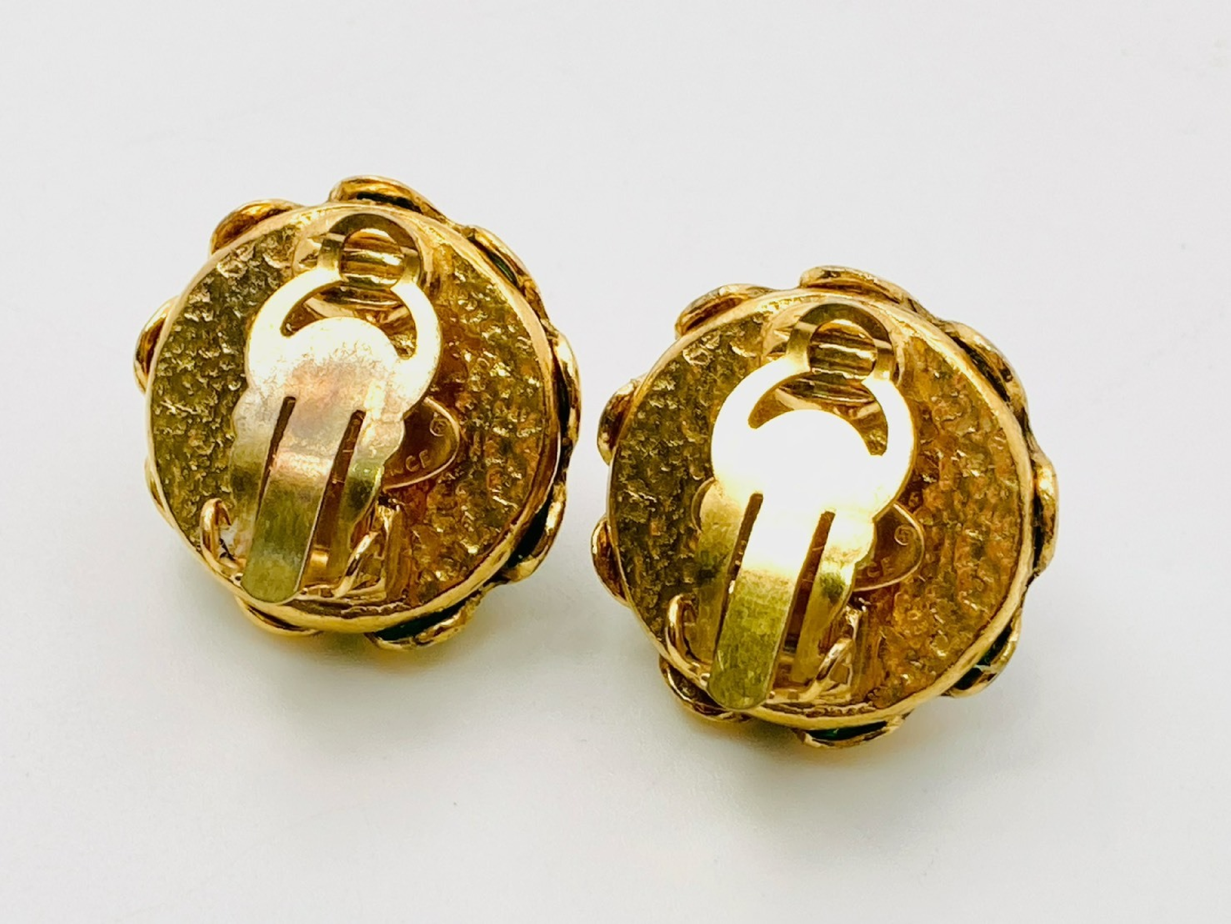 Coco Mark Color Stone Round Earrings 95P Green x Gold Earrings — view 2