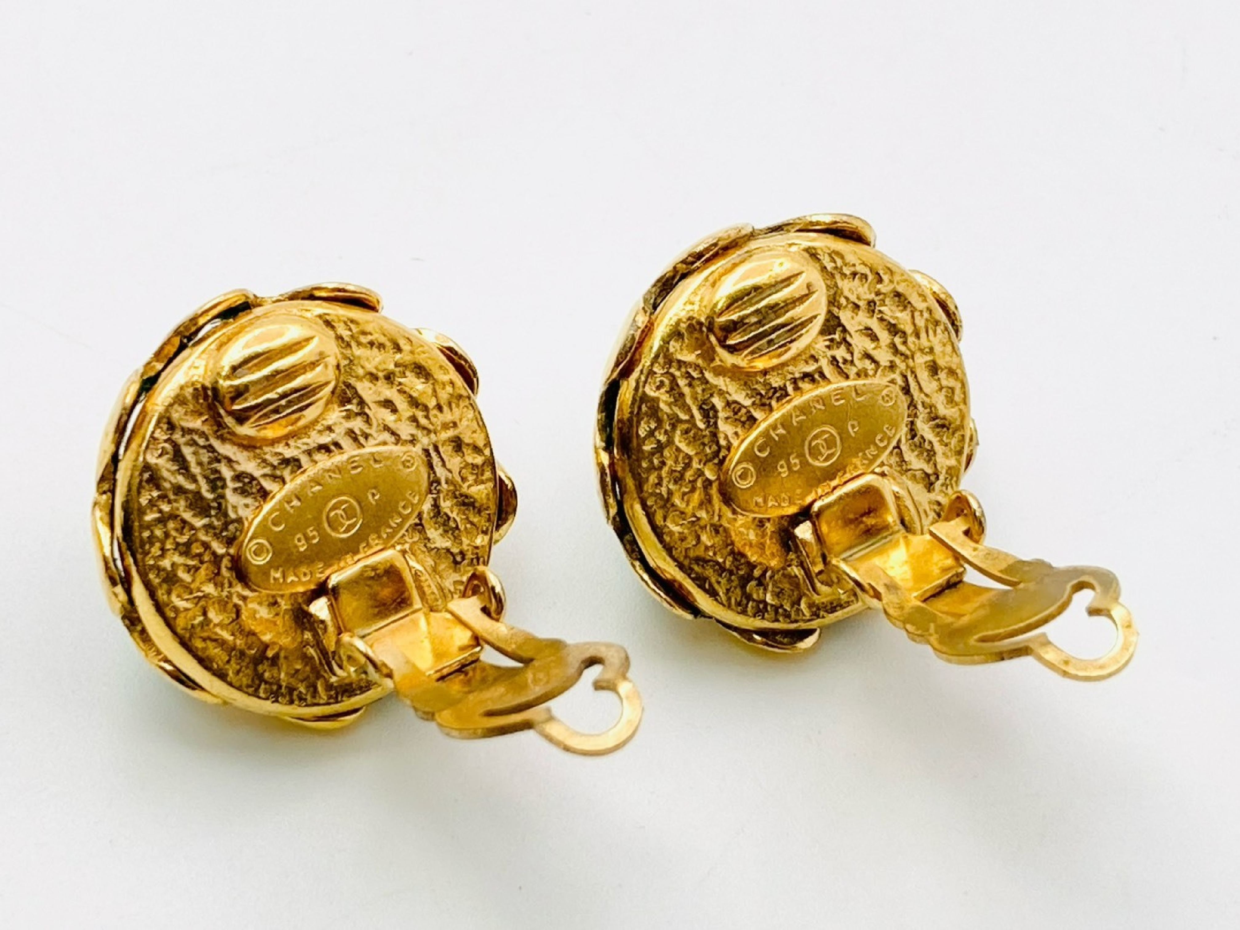 Coco Mark Color Stone Round Earrings 95P Green x Gold Earrings — view 3