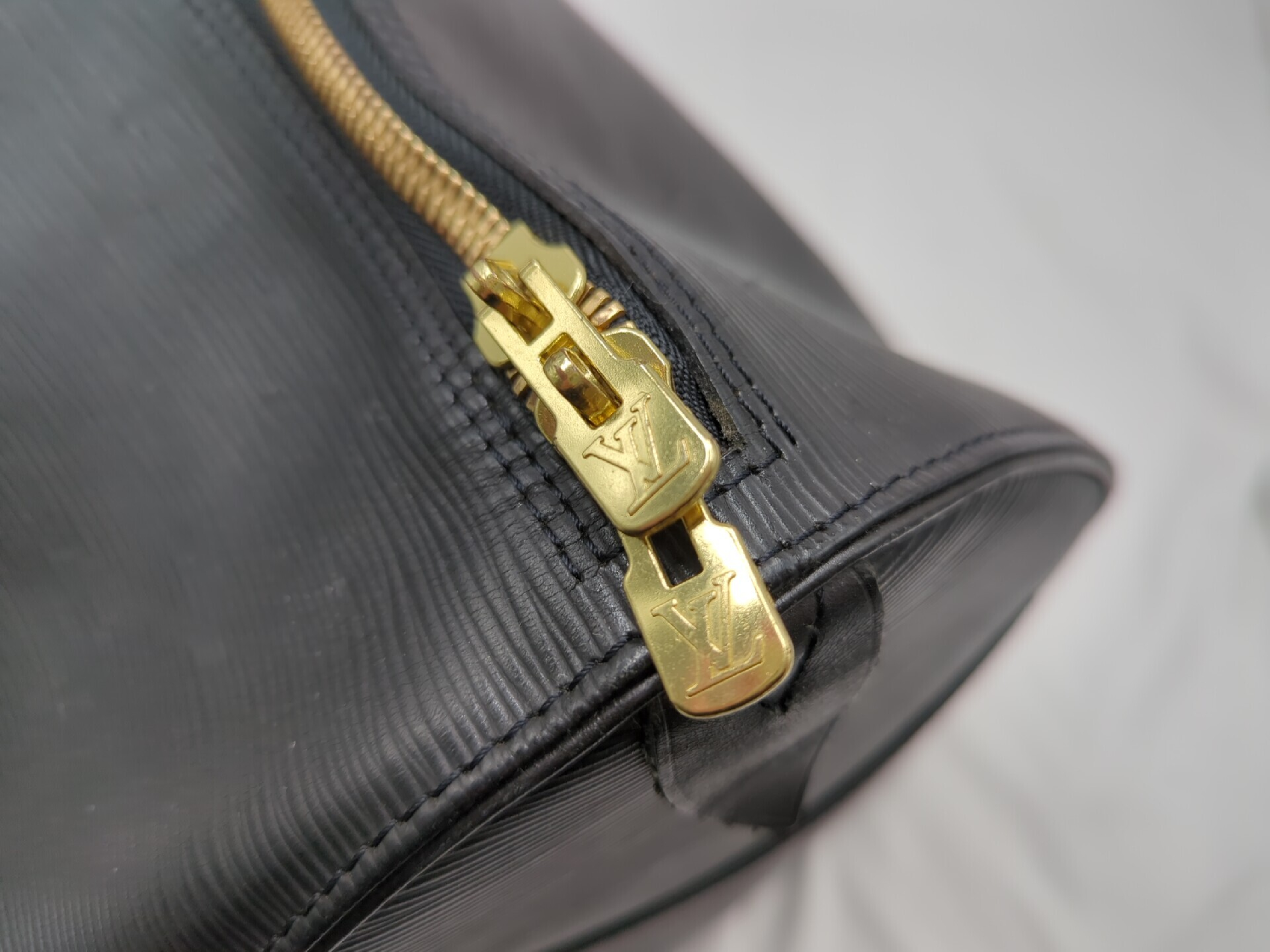 Epi Keepall 60 Black Boston Bag — view 9