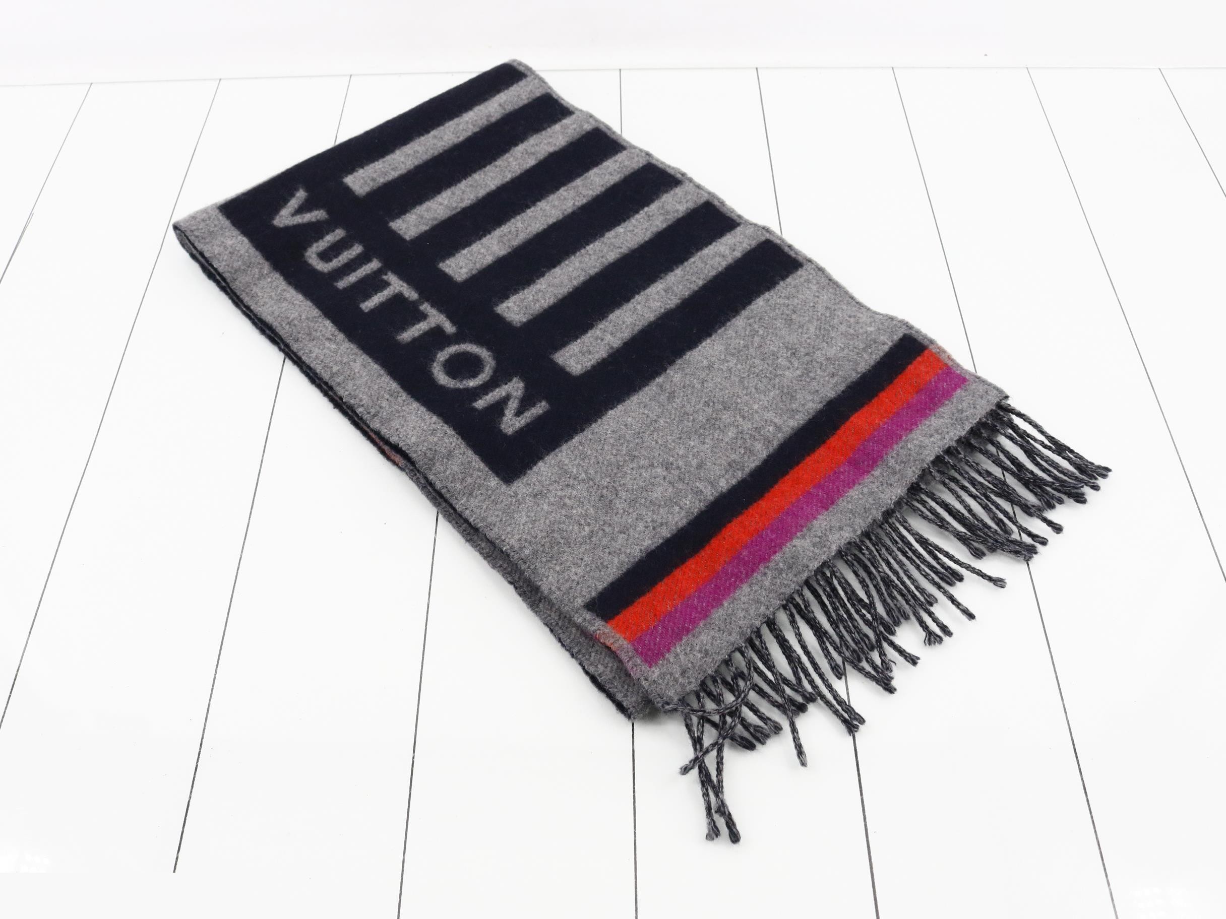 Cashmere wool long scarf, with domestic tag.