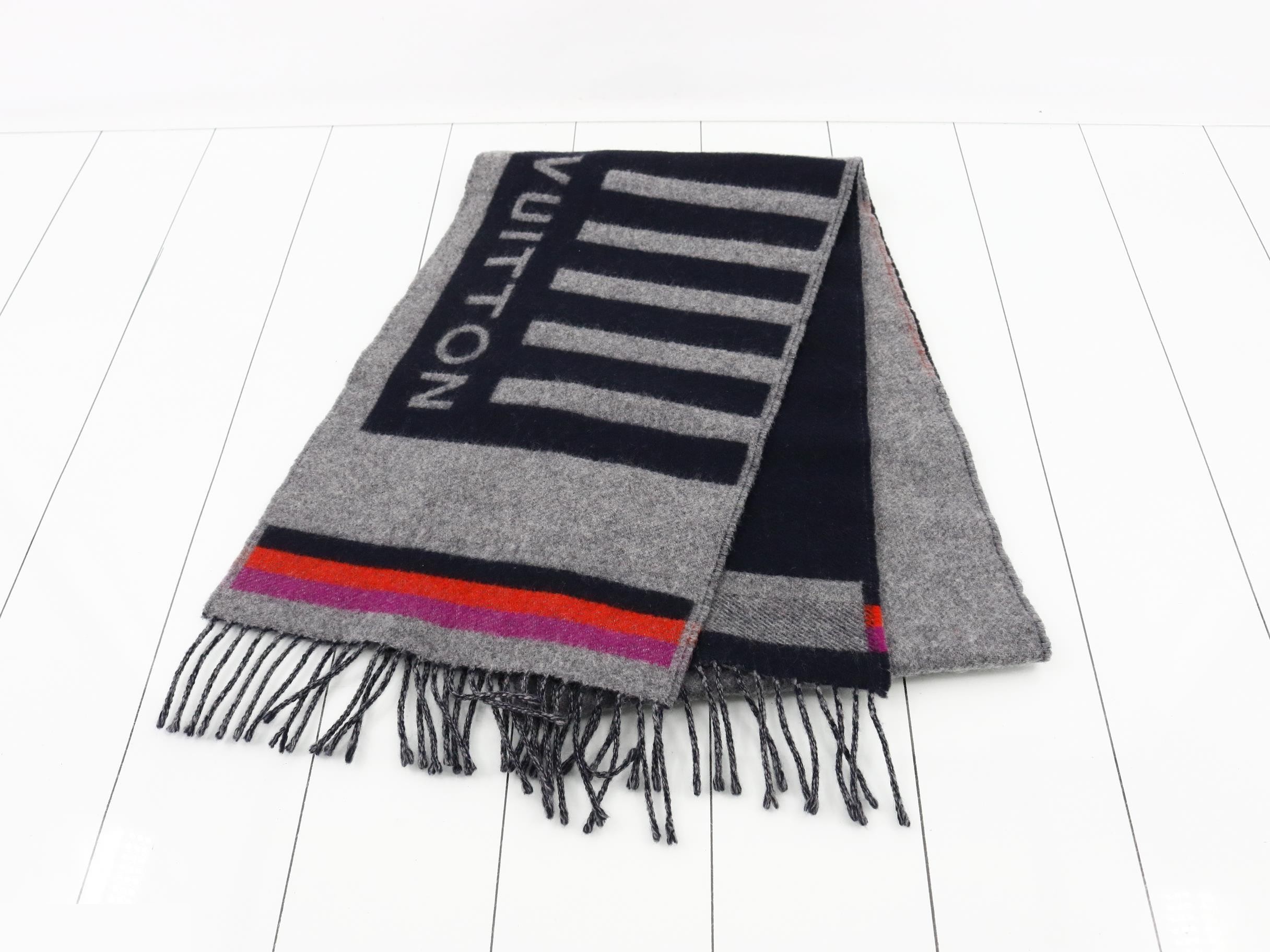 Cashmere wool long scarf, with domestic tag. — view 2