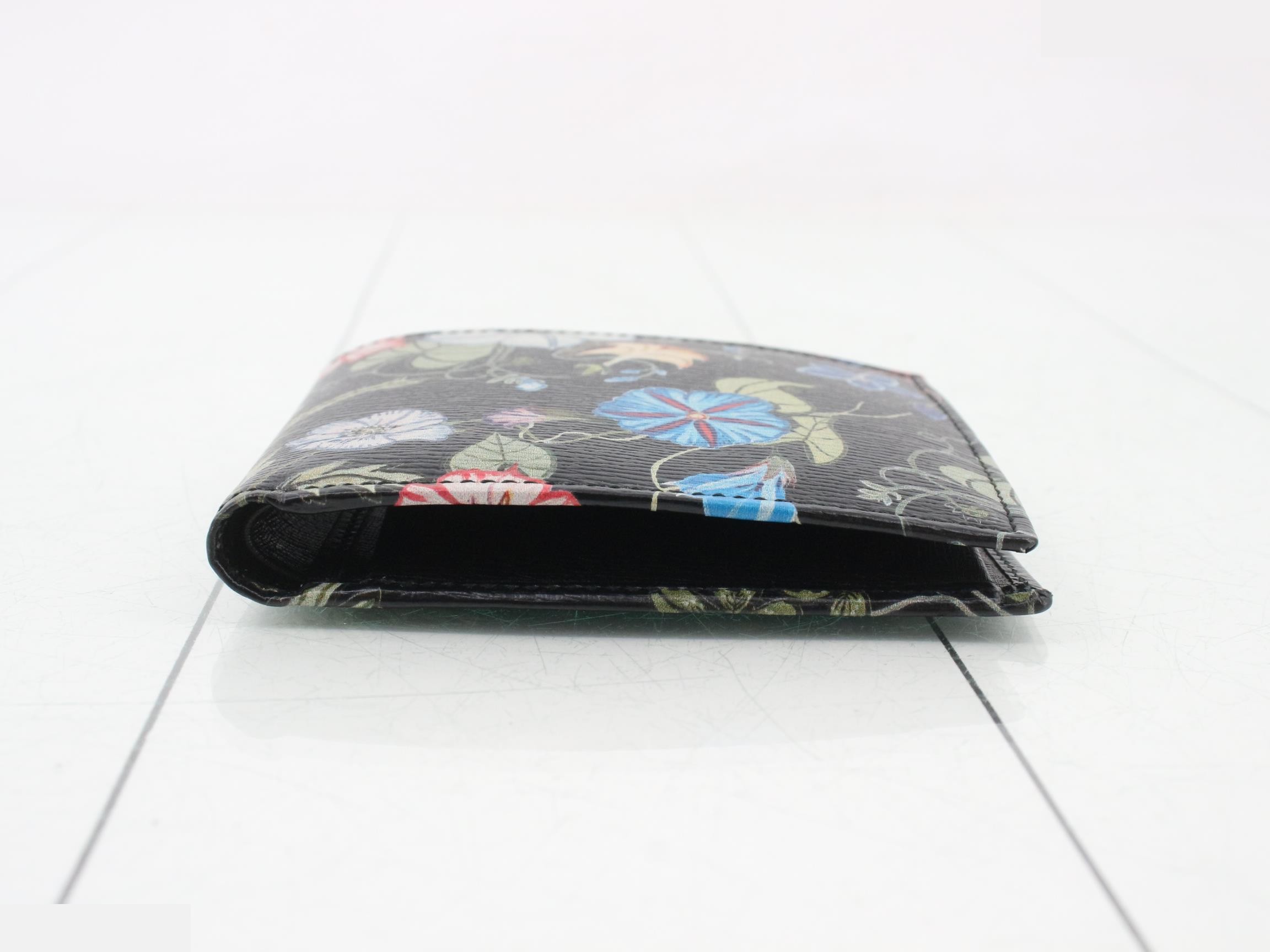 Folding wallet — view 3