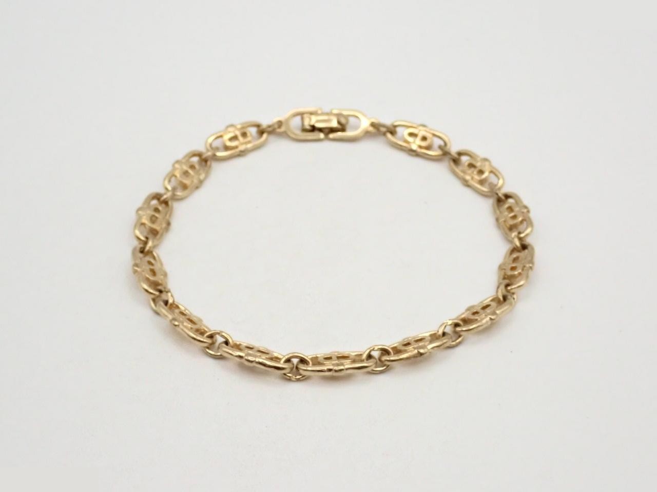 Other lines: Precious metal bracelets and bangles (metal), wrist circumference approximately 18 cm.