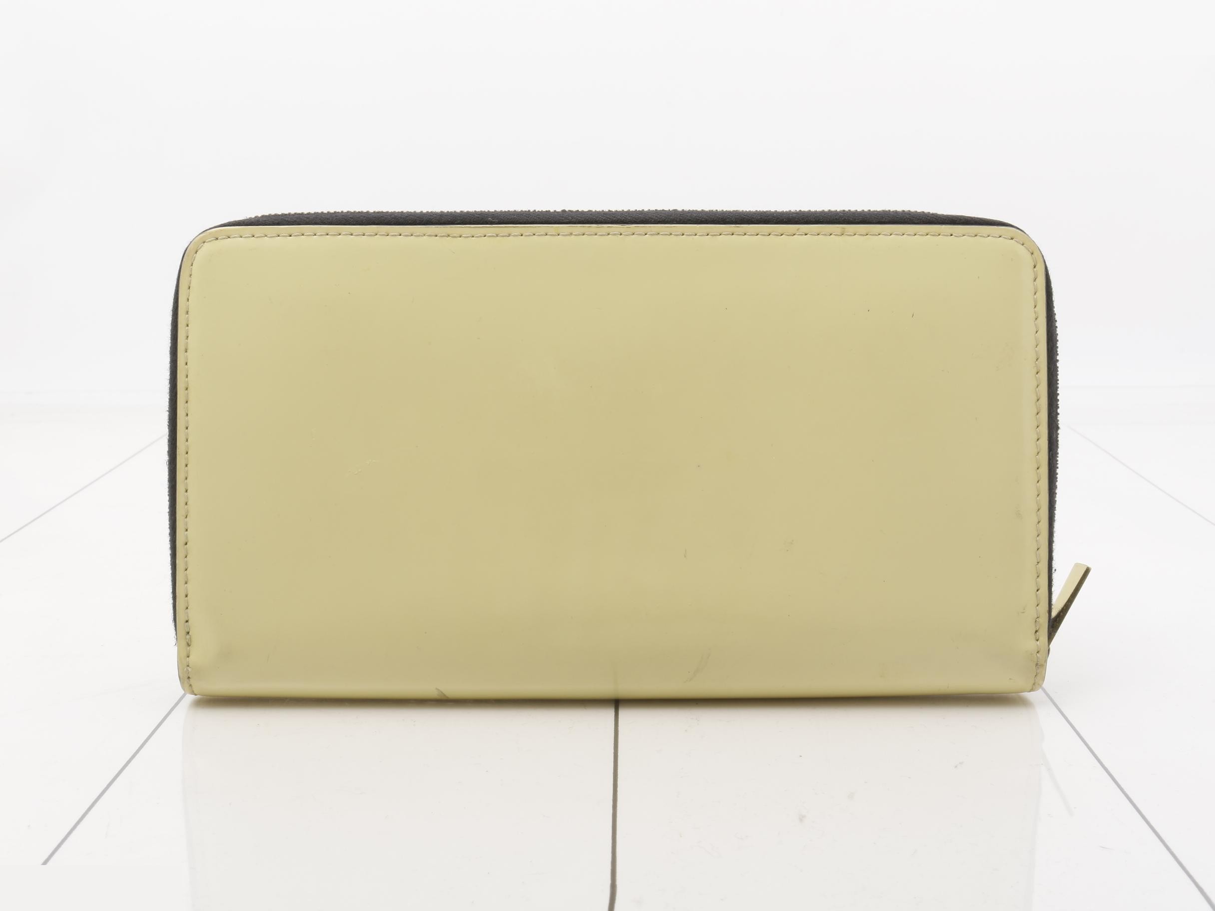 wallet — view 2