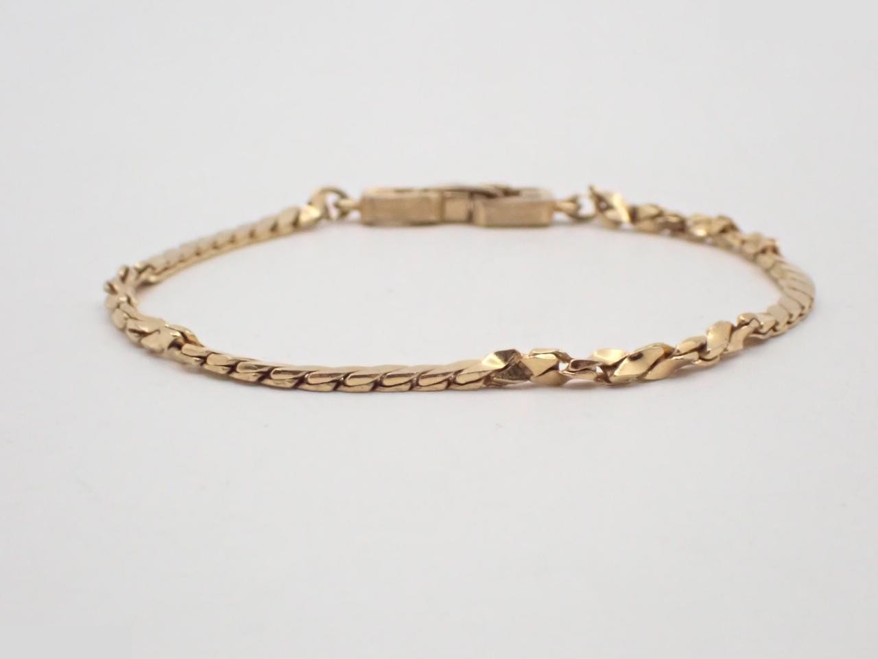Other lines: Precious metal bracelets and bangles (metal), wrist circumference approximately 18 cm.
