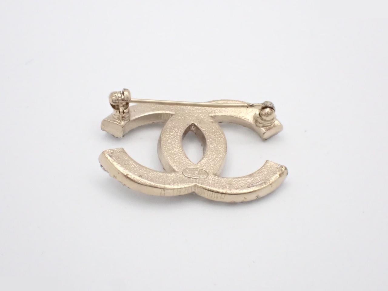 Brooch (with comment) — view 2