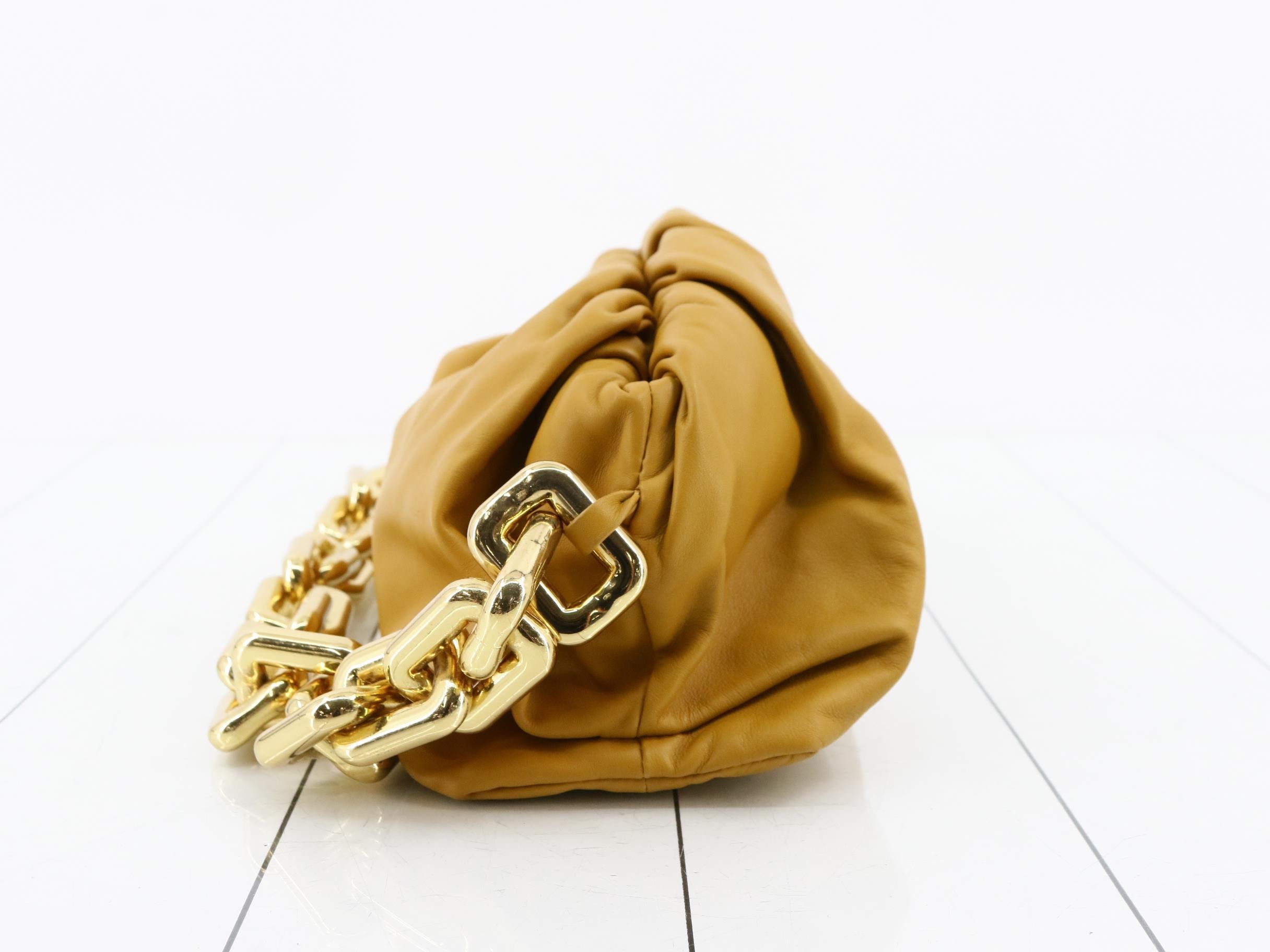 The Chain Pouch Leather Chain One-Shoulder Bag (Yellow) — view 4