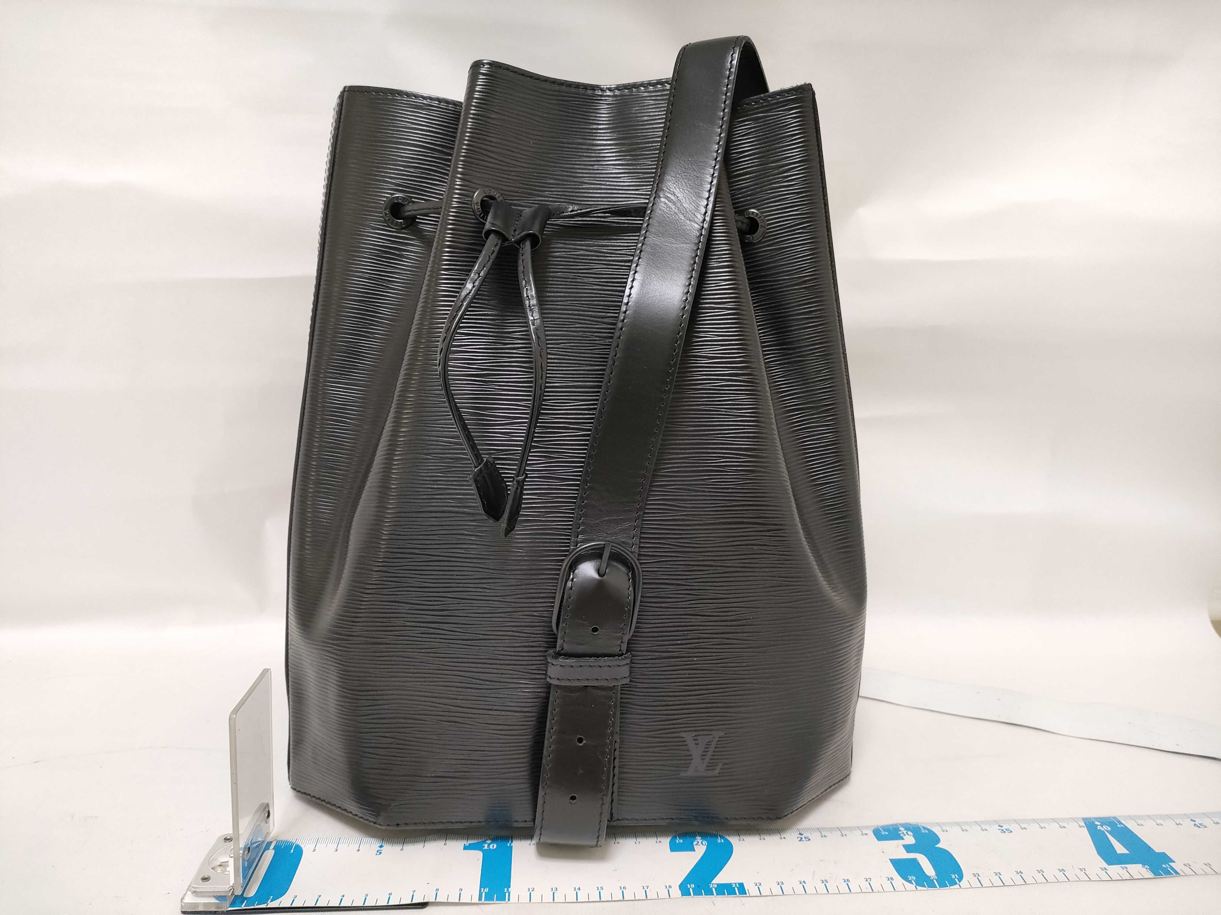 Epi Louis Vuitton LV Epi Sac à Do One Shoulder Bag Noir Shoulder Bag — view 2