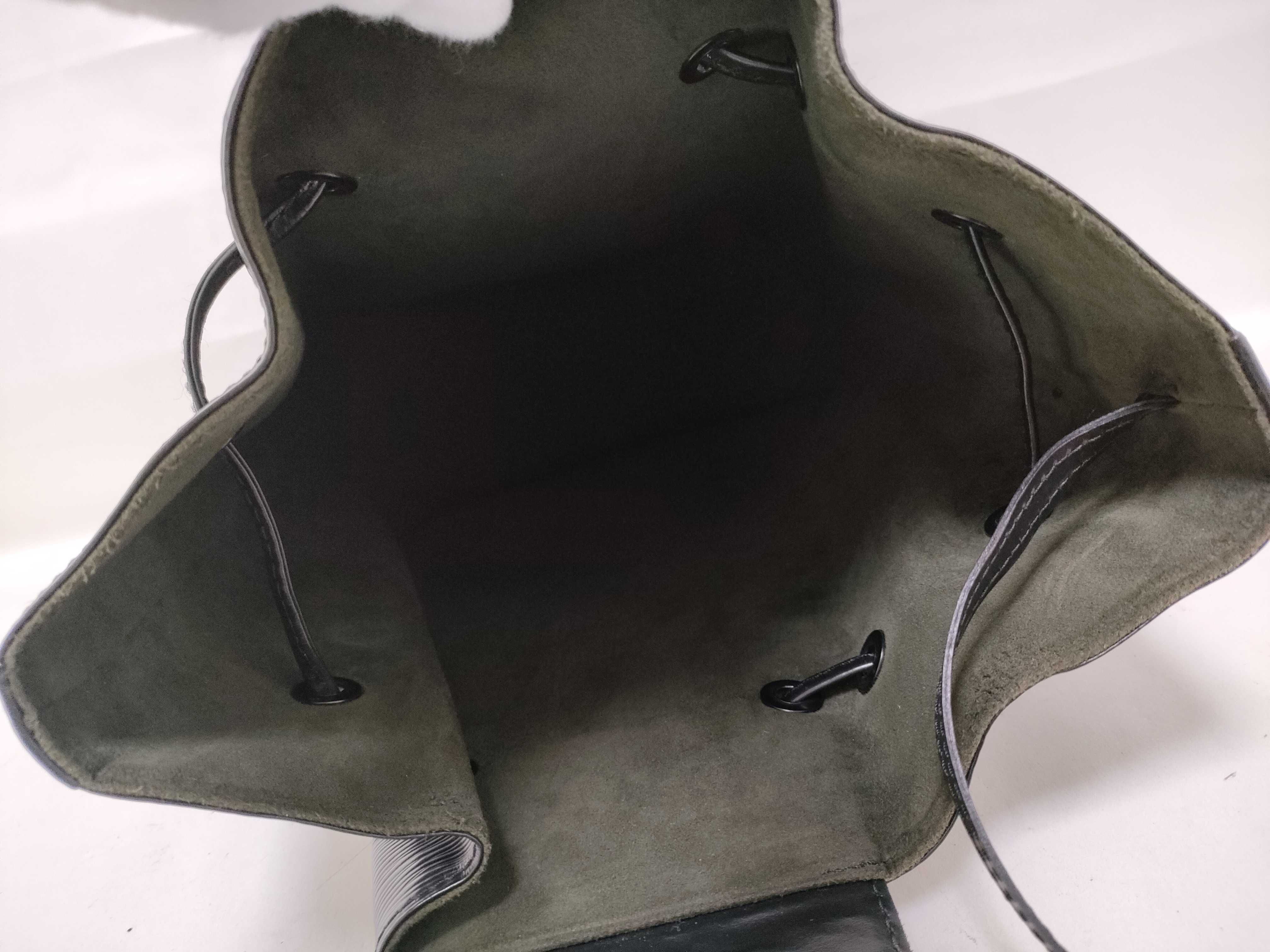 Epi Louis Vuitton LV Epi Sac à Do One Shoulder Bag Noir Shoulder Bag — view 10