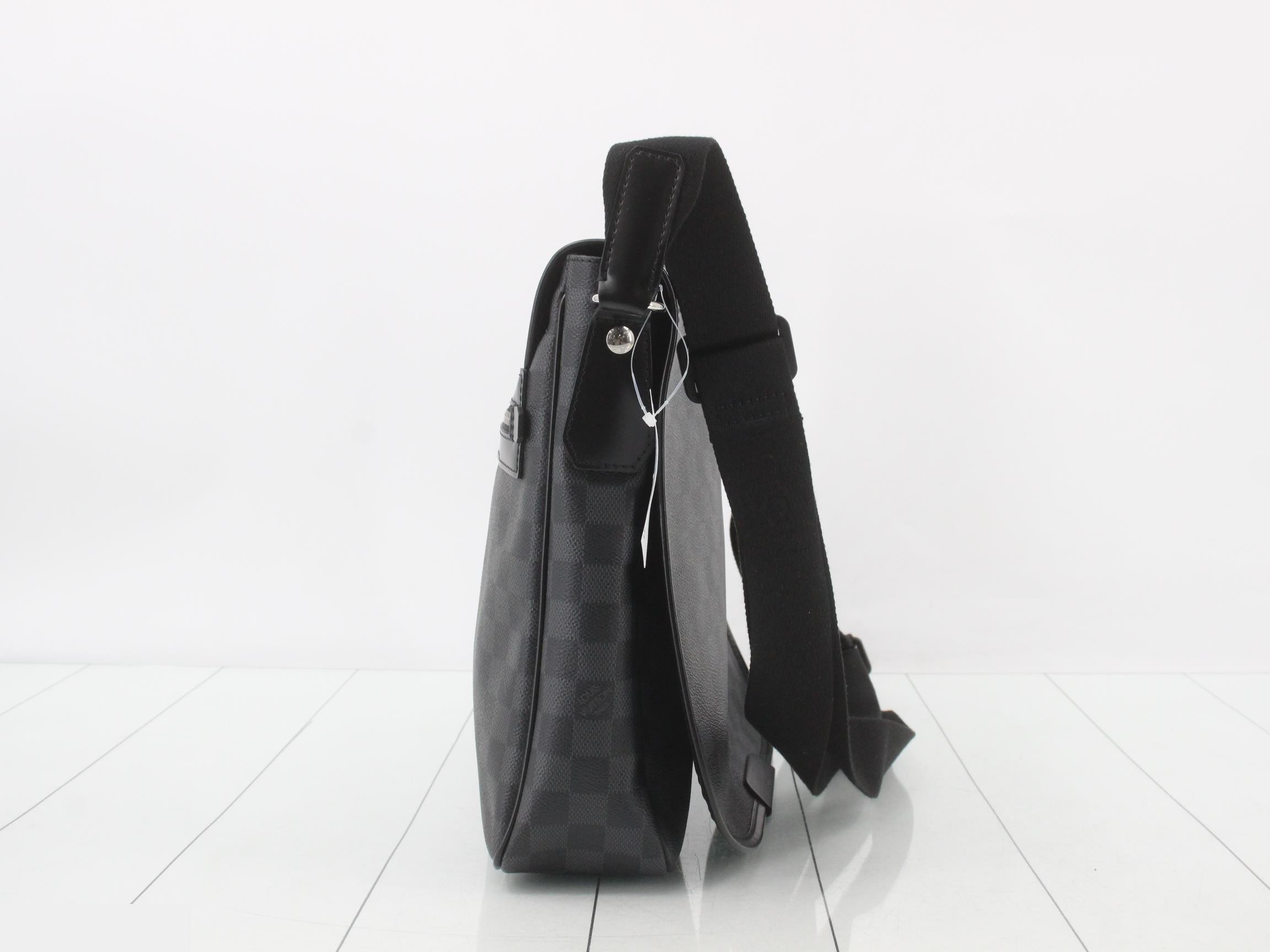 Damier Graphite Daniel MM Shoulder Bag — view 4