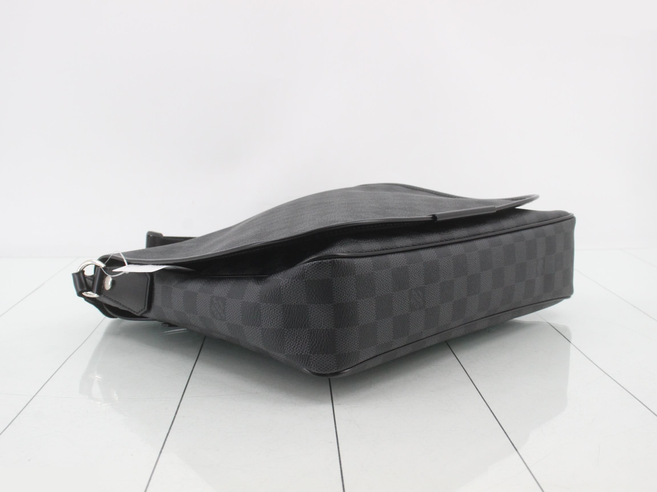 Damier Graphite Daniel MM Shoulder Bag — view 5