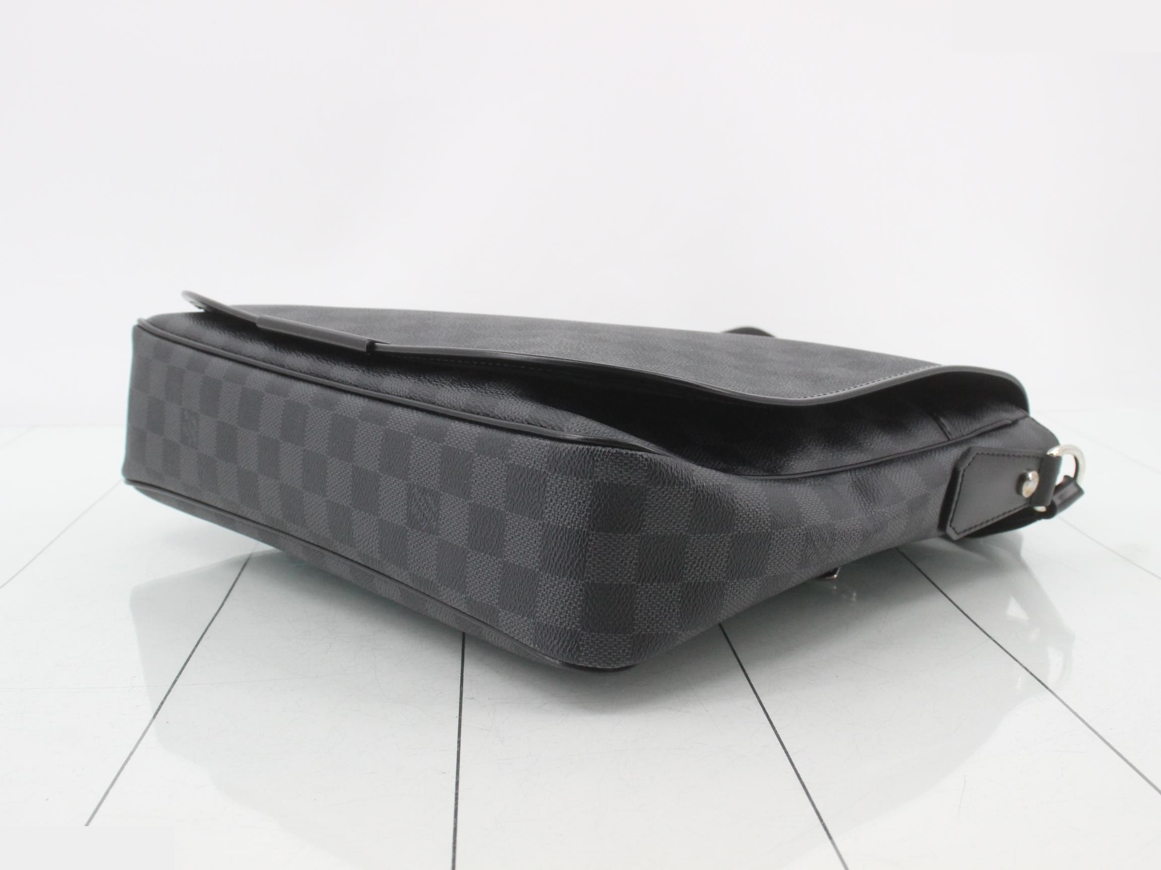 Damier Graphite Daniel MM Shoulder Bag — view 6